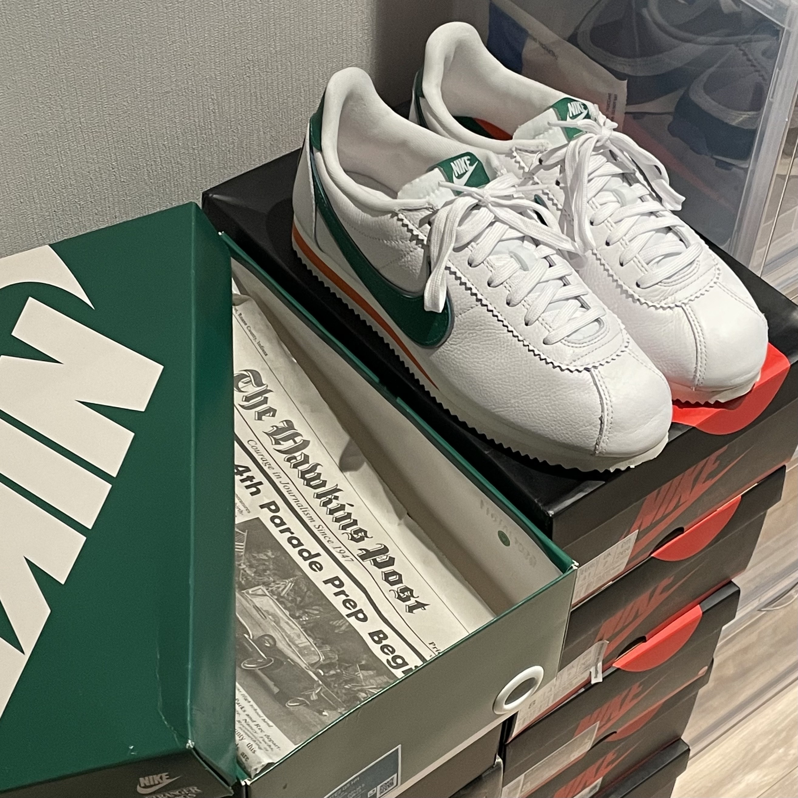 Nike x Stranger Things Classic Cortez Hawkins High School 착용 스타일 - 1