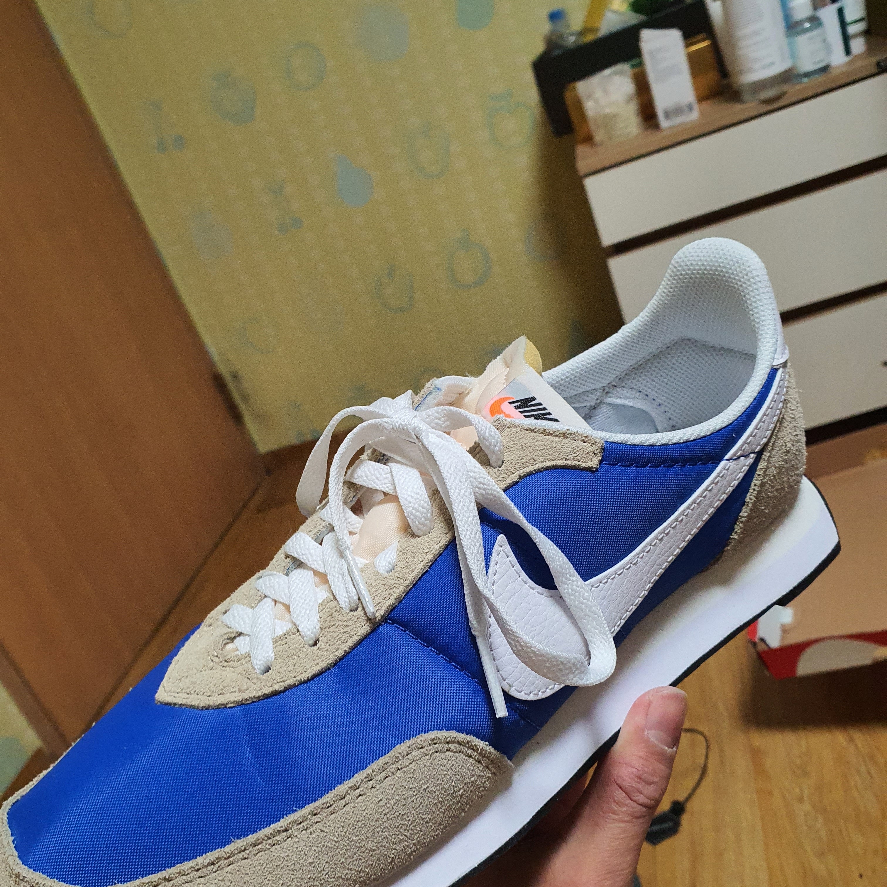 Nike Waffle Trainer 2 Hyper Royal Rattan 착용 스타일 - 1