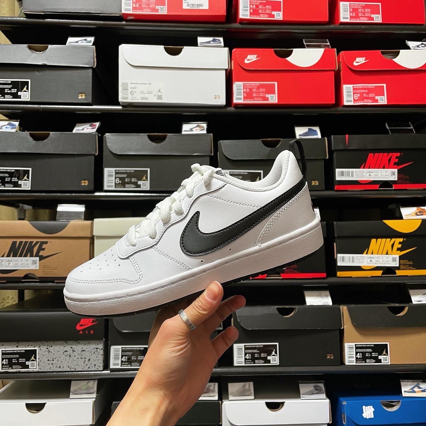 (GS) Nike Court Borough Low 2 Light Smoke Grey, (GS) Nike Court Borough Low 2 White Black 착용 스타일 - 4