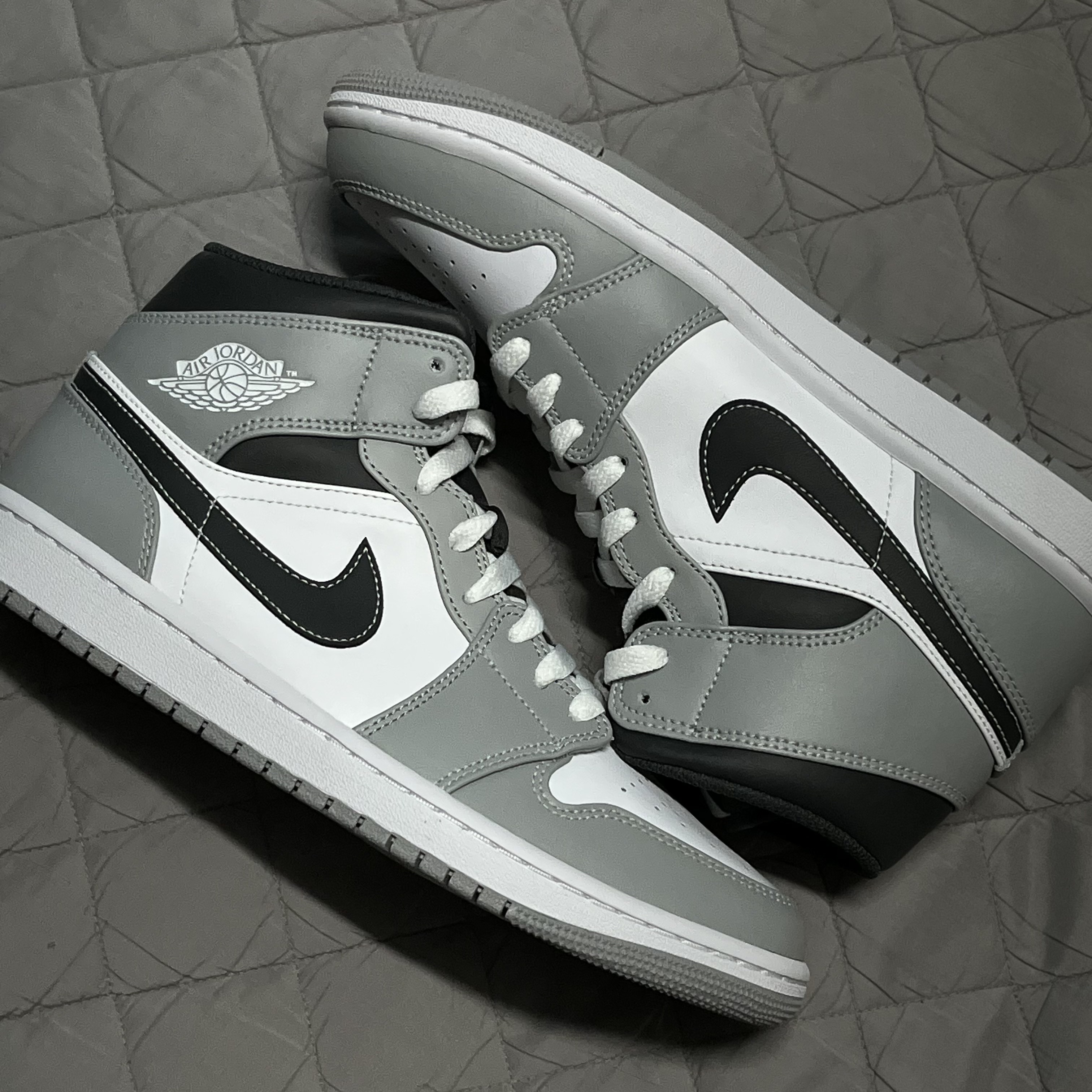Jordan 1 Mid Light Smoke Grey Anthracite 착용 스타일 - 3