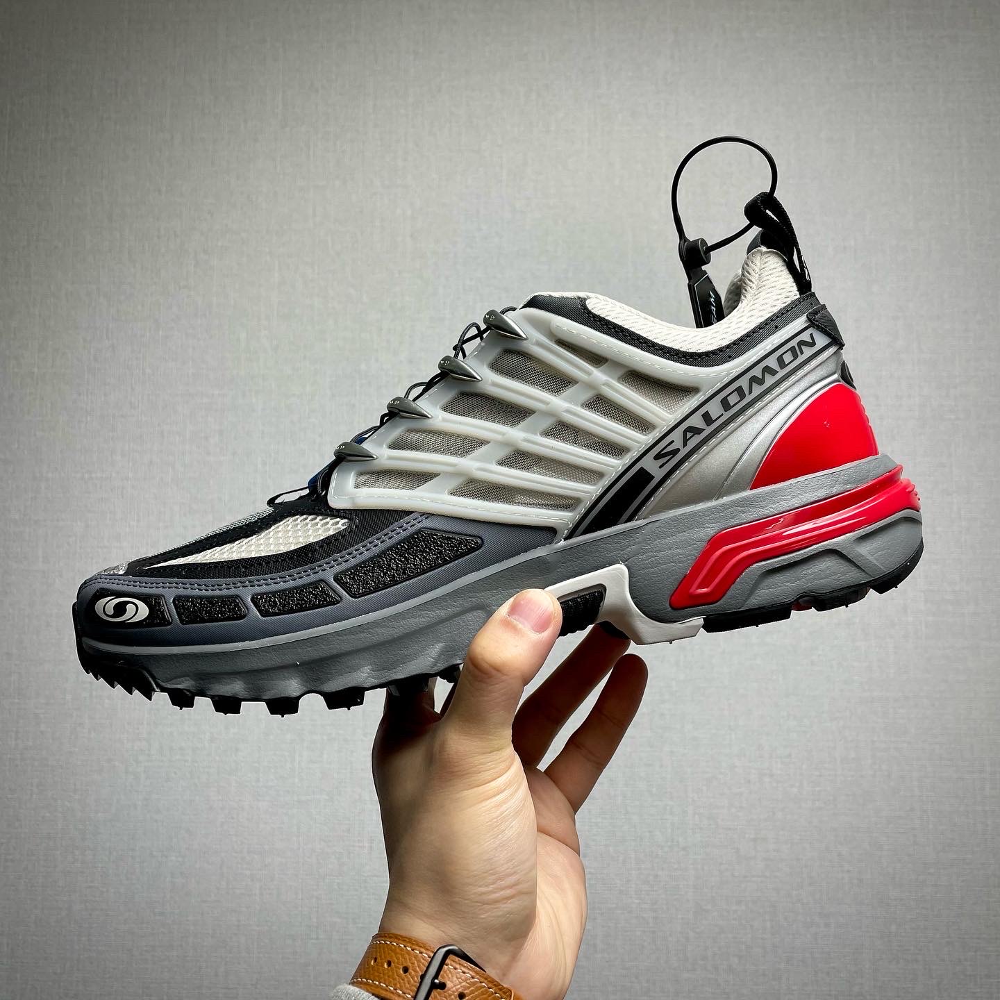 Salomon ACS Pro ADV Lunar Rock Goji 착용 스타일 - 2