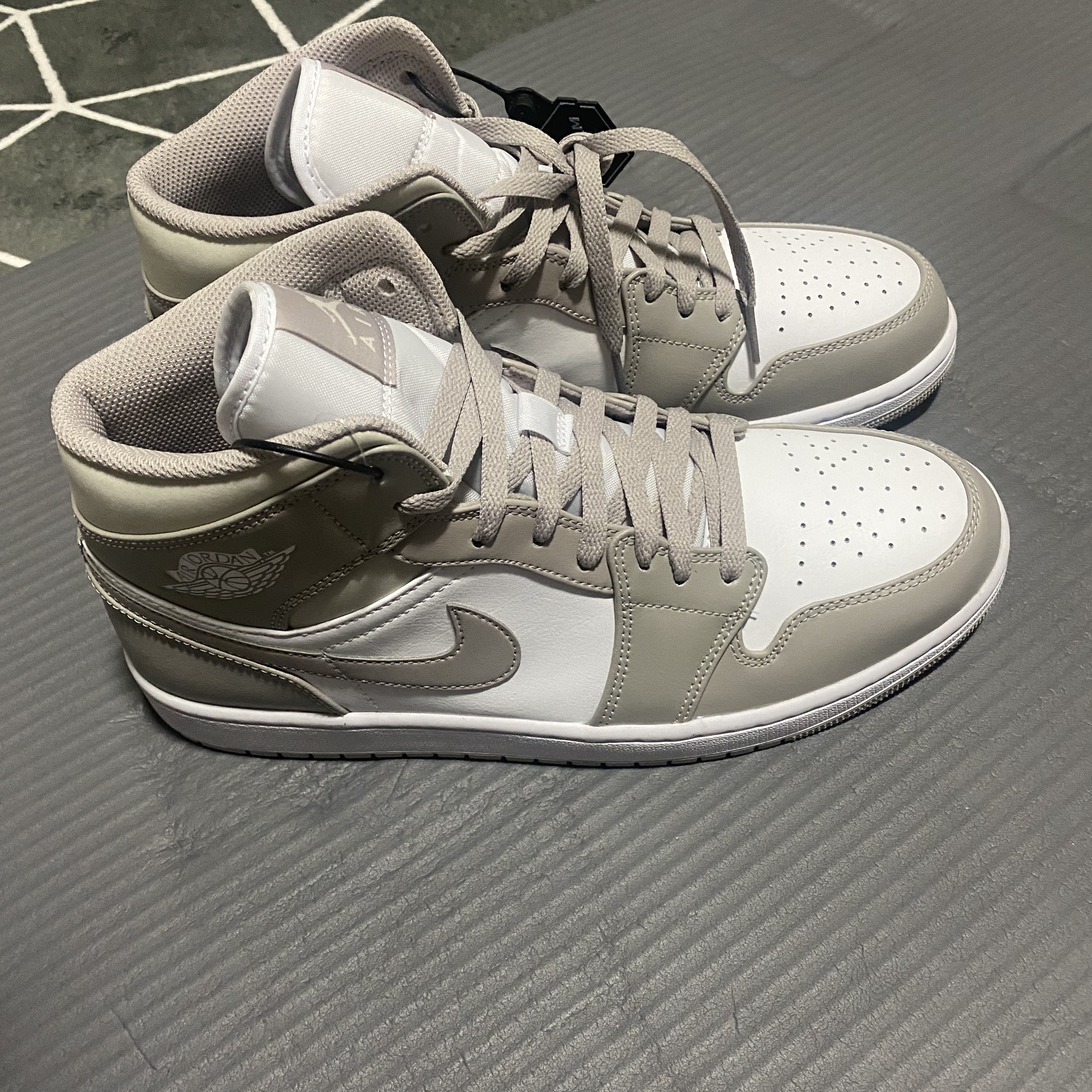 Jordan 1 Mid College Grey 착용 스타일 - 1