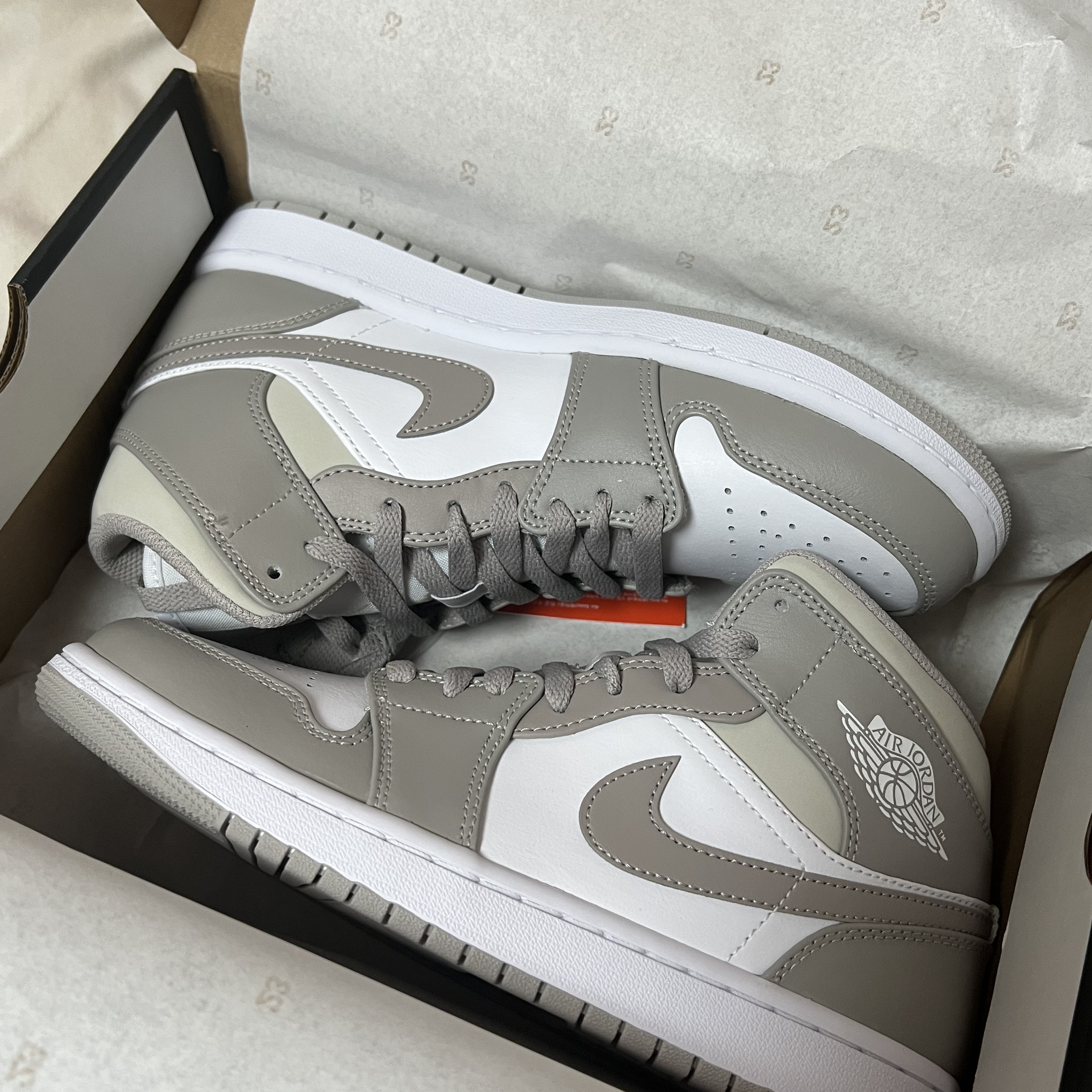 Jordan 1 Mid College Grey 착용 스타일 - 2