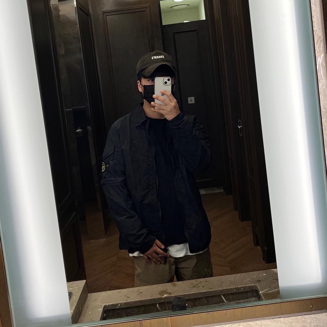 Stone Island 10502 Naslan Light Garment Dyed Overshirt Black - 22SS, Stussy Bouquet T-Shirt Black 착용 스타일