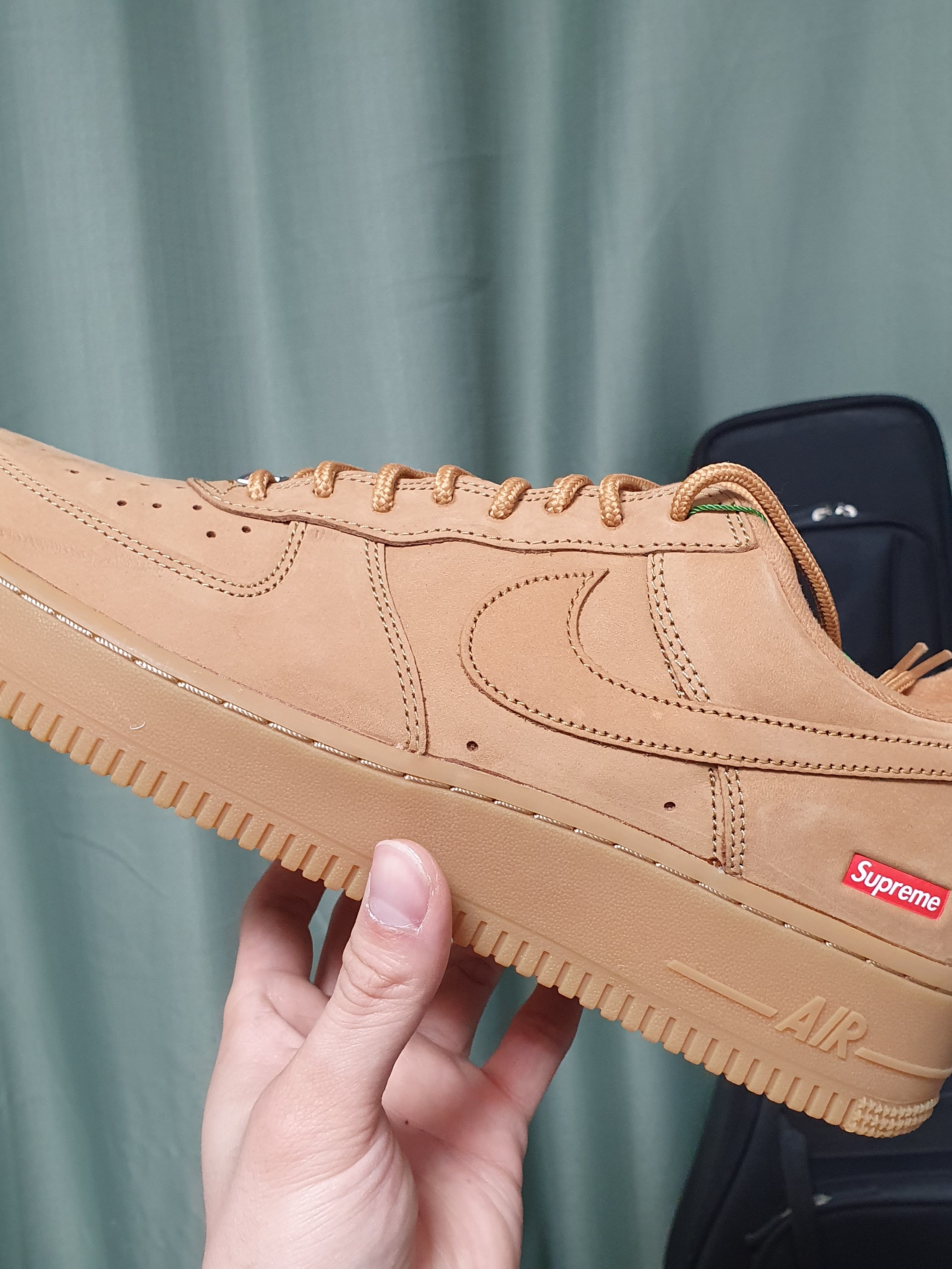 Nike x Supreme Air Force 1 Low Flax 착용 스타일 - 2