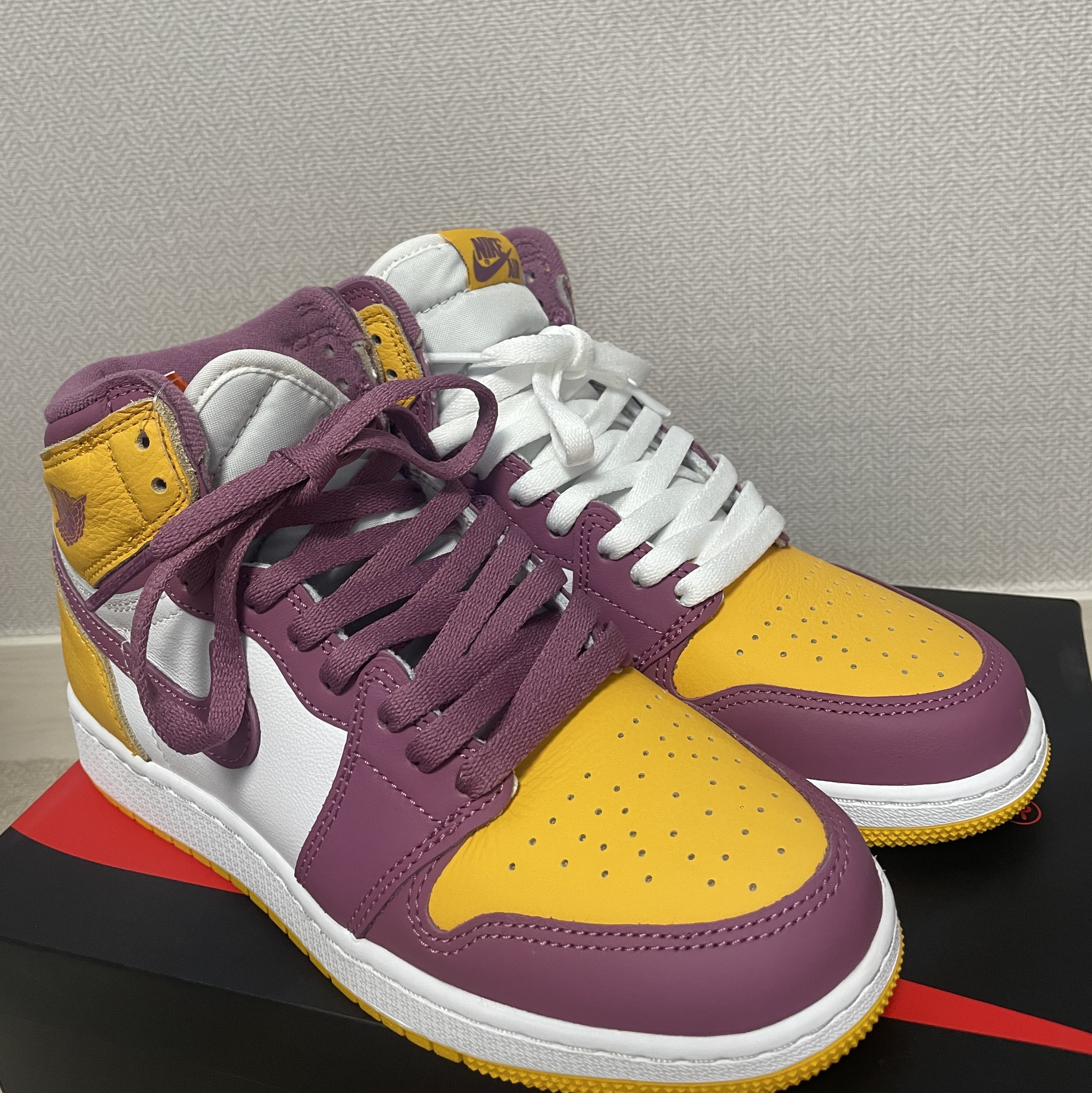 Jordan 1 Retro High OG University Gold Light Bordeaux 착용 스타일 - 2