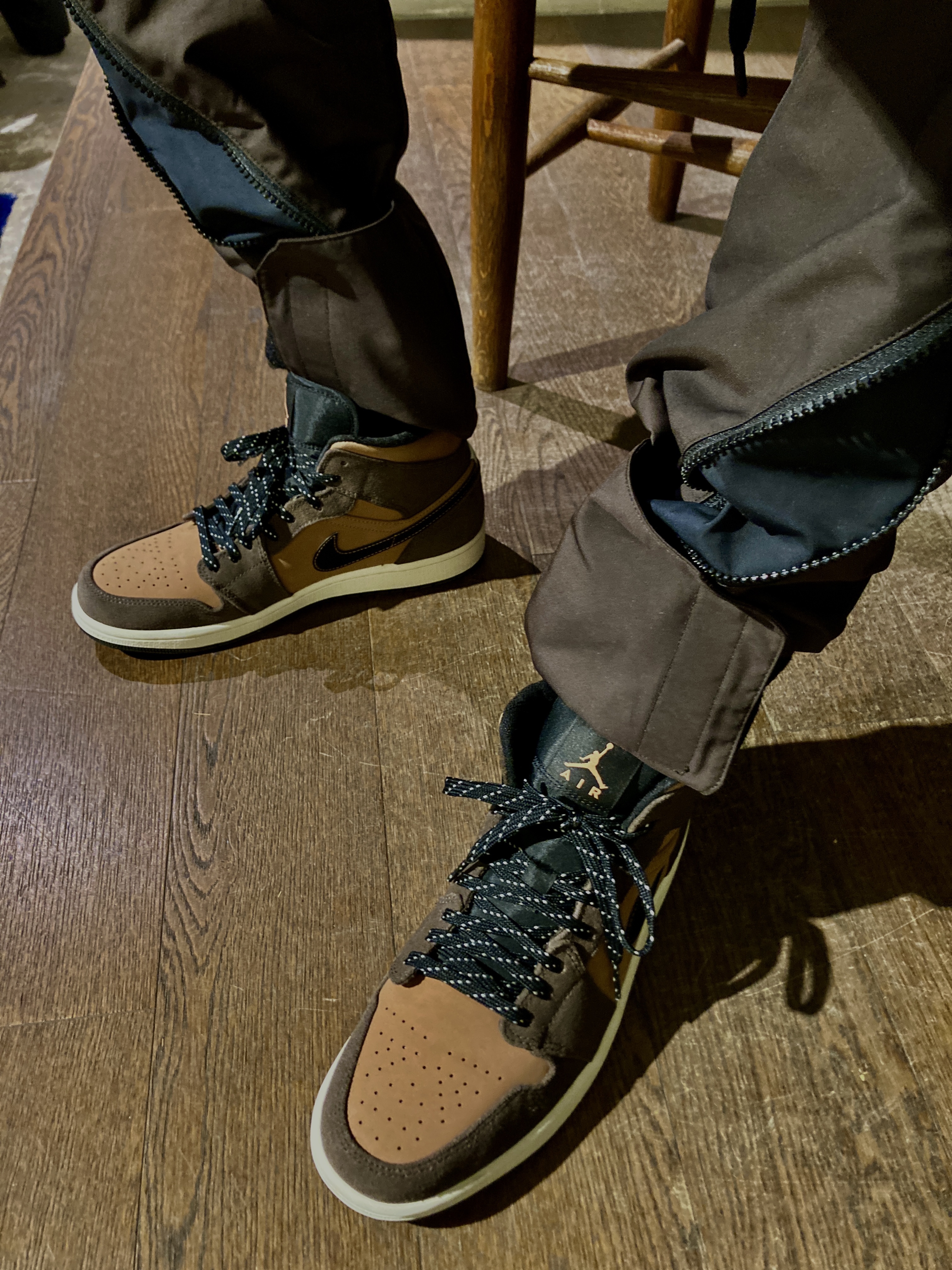 Jordan 1 Mid SE Dark Chocolate 착용 스타일 - 5