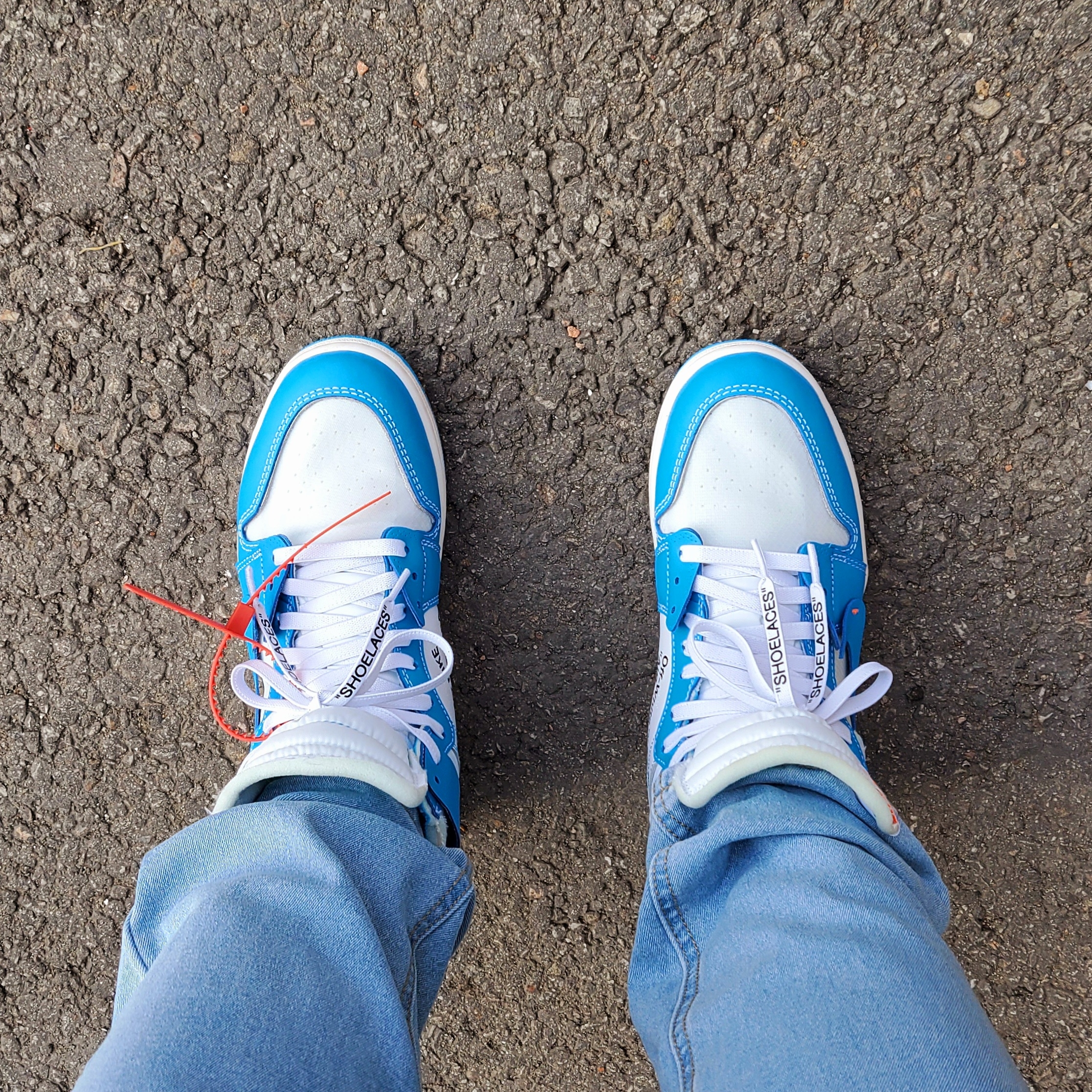 Jordan 1 x Off-White Retro High University Blue 착용 스타일 - 5