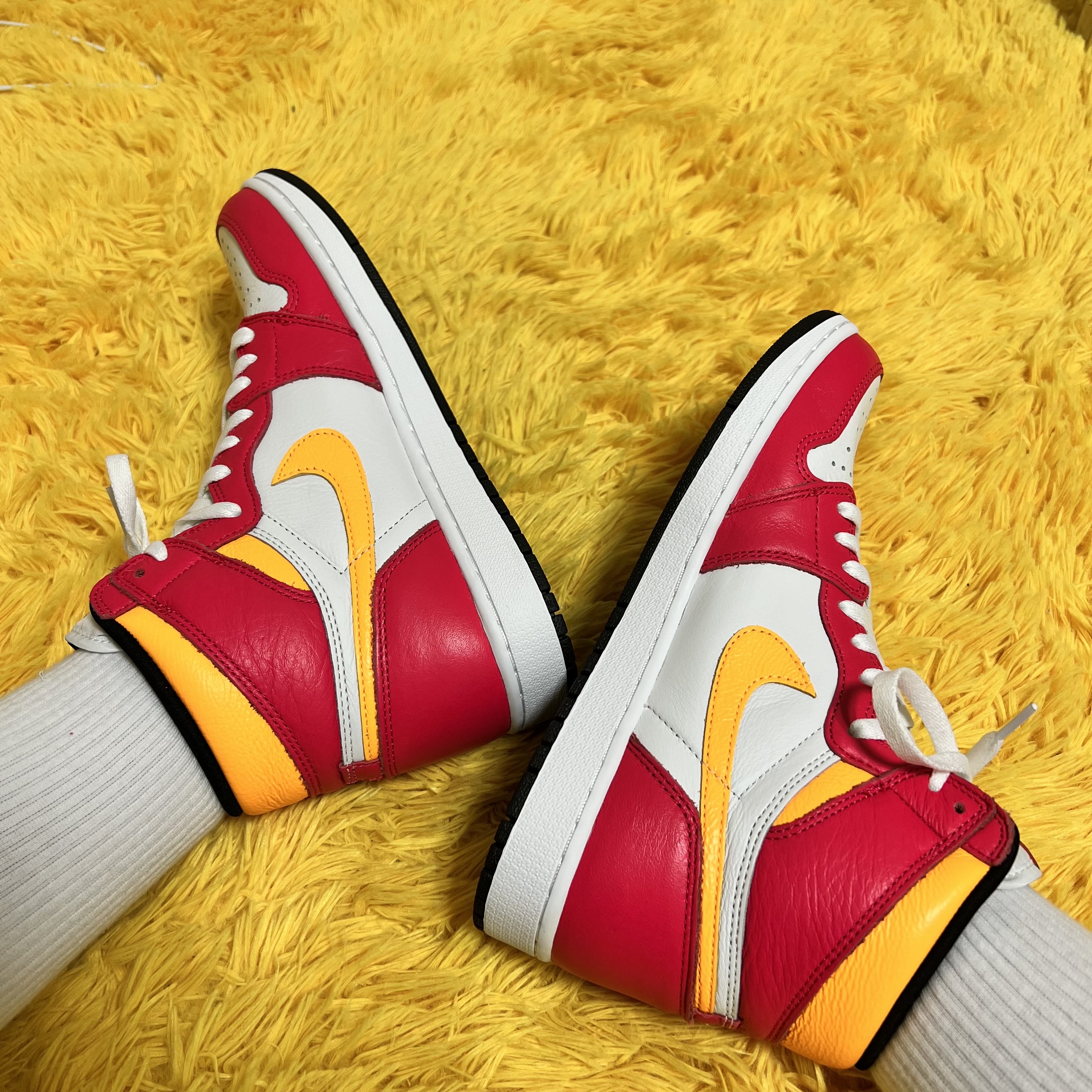 Jordan 1 Retro High OG Light Fusion Red 착용 스타일 - 1