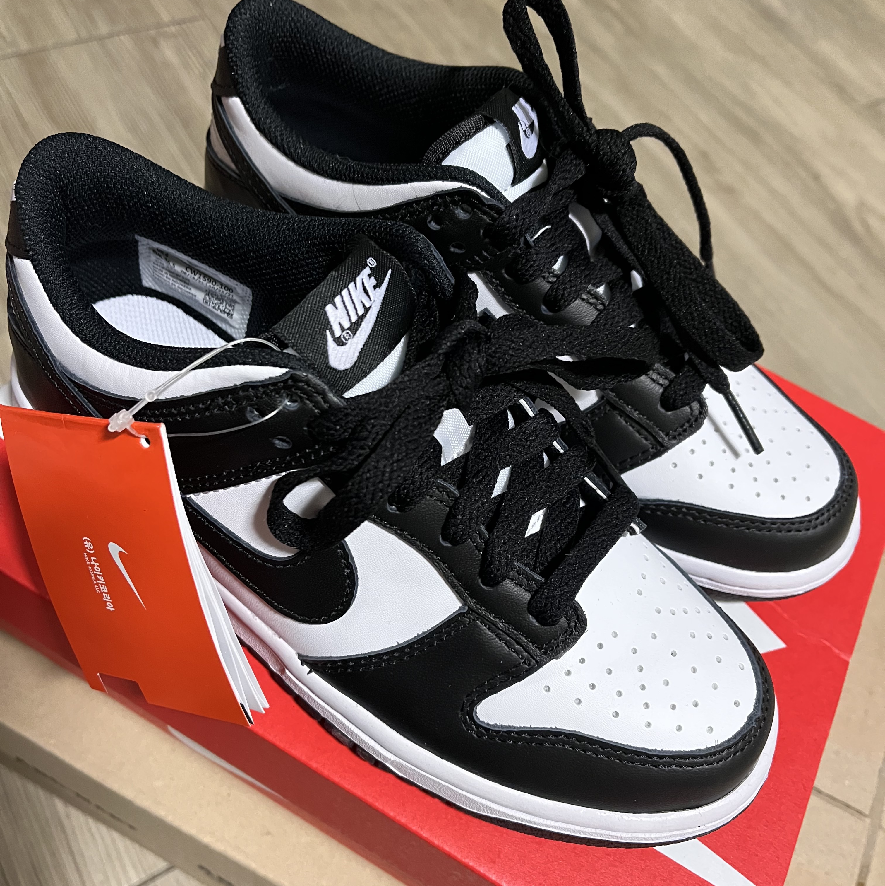 (GS) Nike Dunk Low Black 착용 스타일 - 1