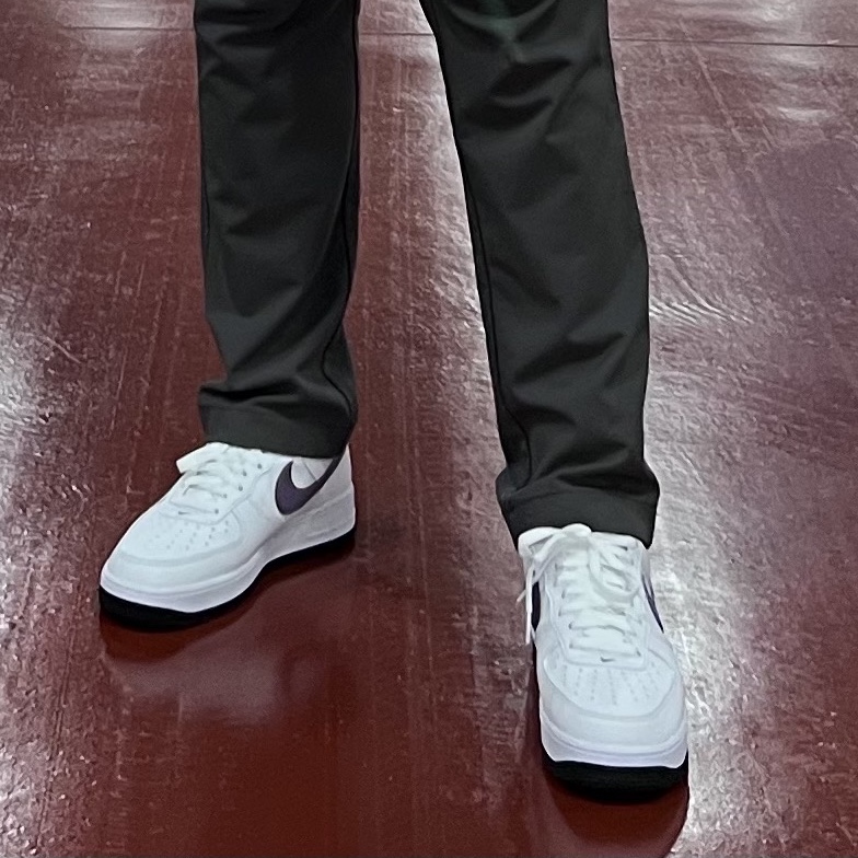 Nike Air Force 1 '07 LV8 Hoops White Canyon Purple 착용 스타일 - 1