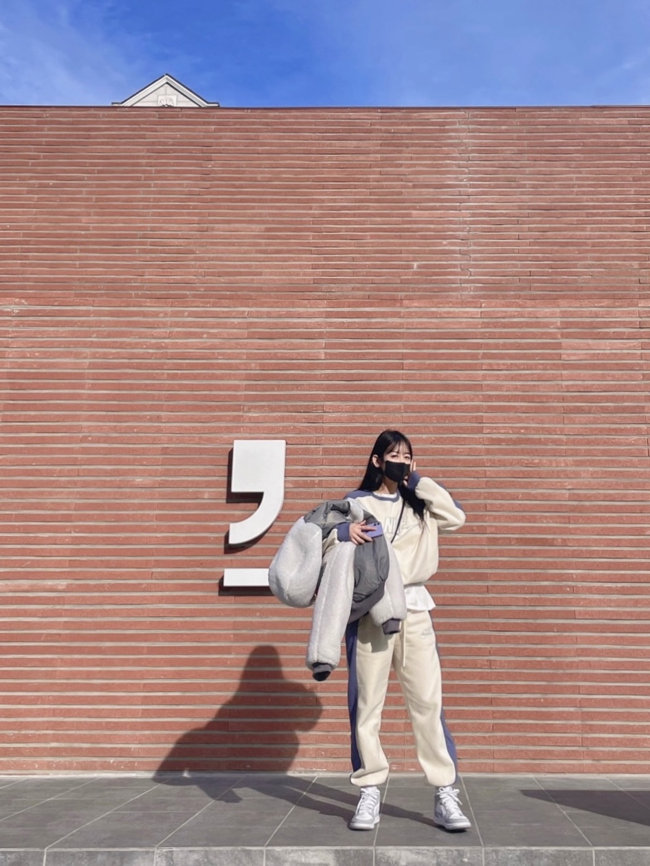 (W) Jordan 1 Mid Wolf Grey 착용 스타일 - 2