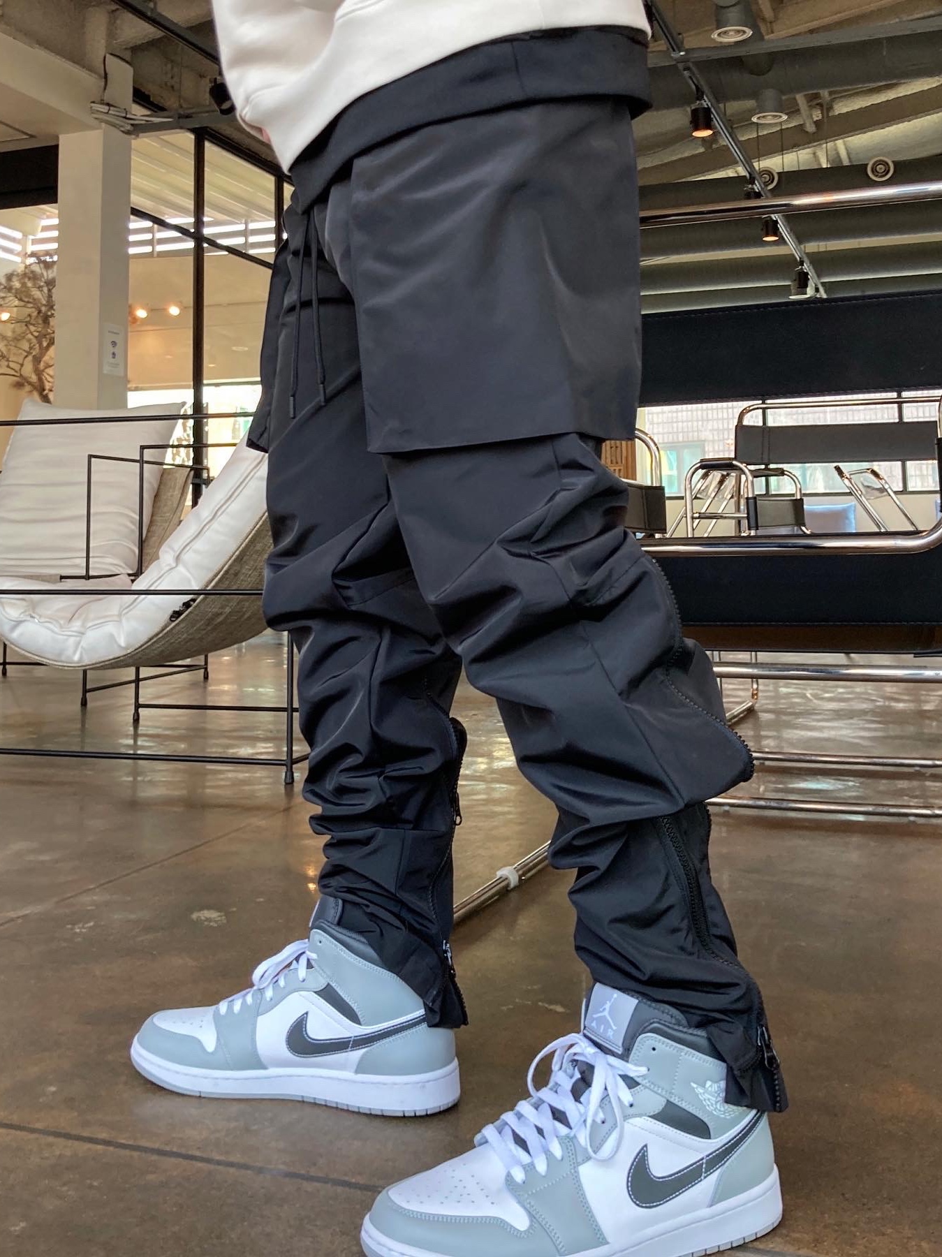 Jordan 1 Mid Light Smoke Grey Anthracite, Essentials x New Era Retro Crown Strapback White 착용 스타일 - 4