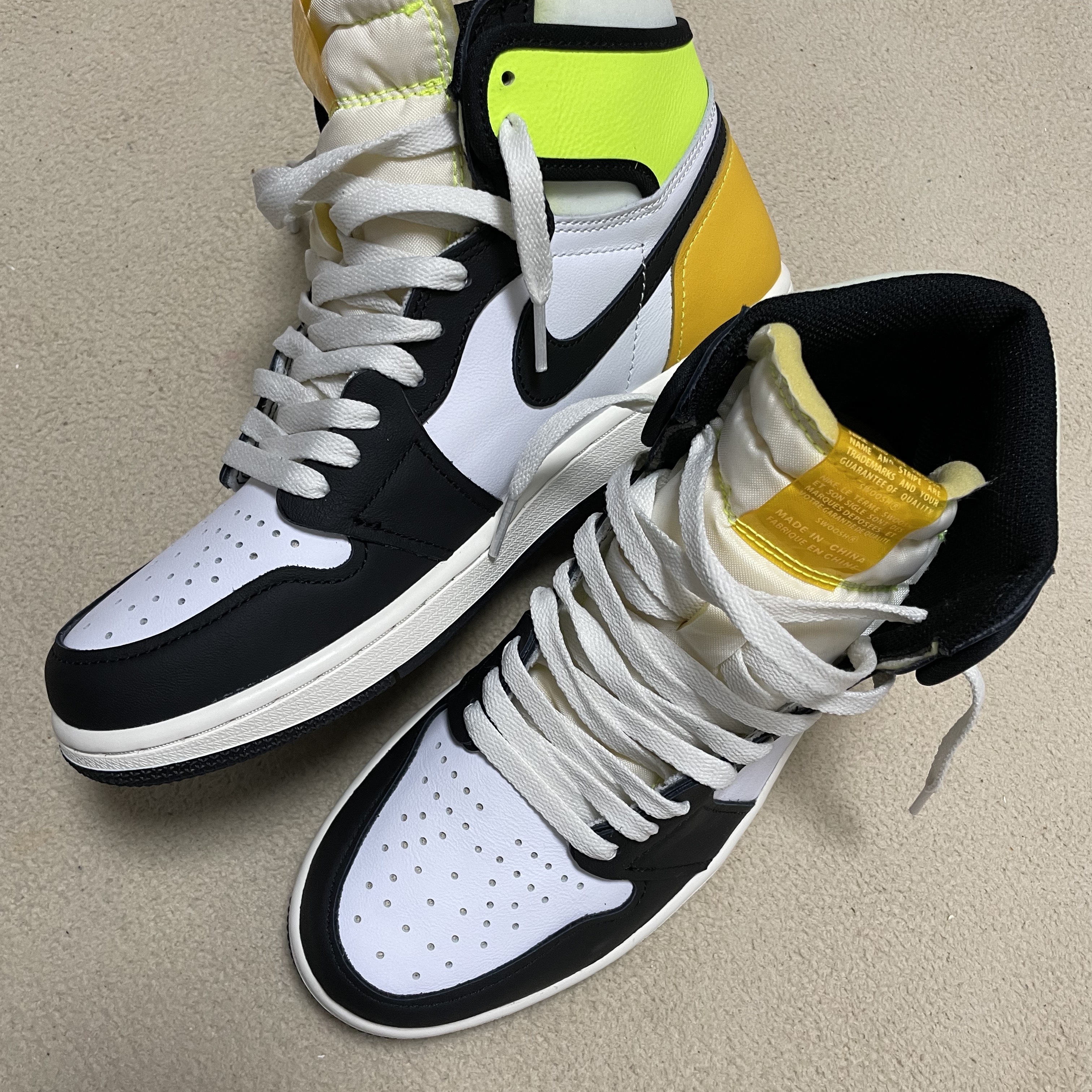 Jordan 1 Retro High OG Volt Gold 착용 스타일 - 3