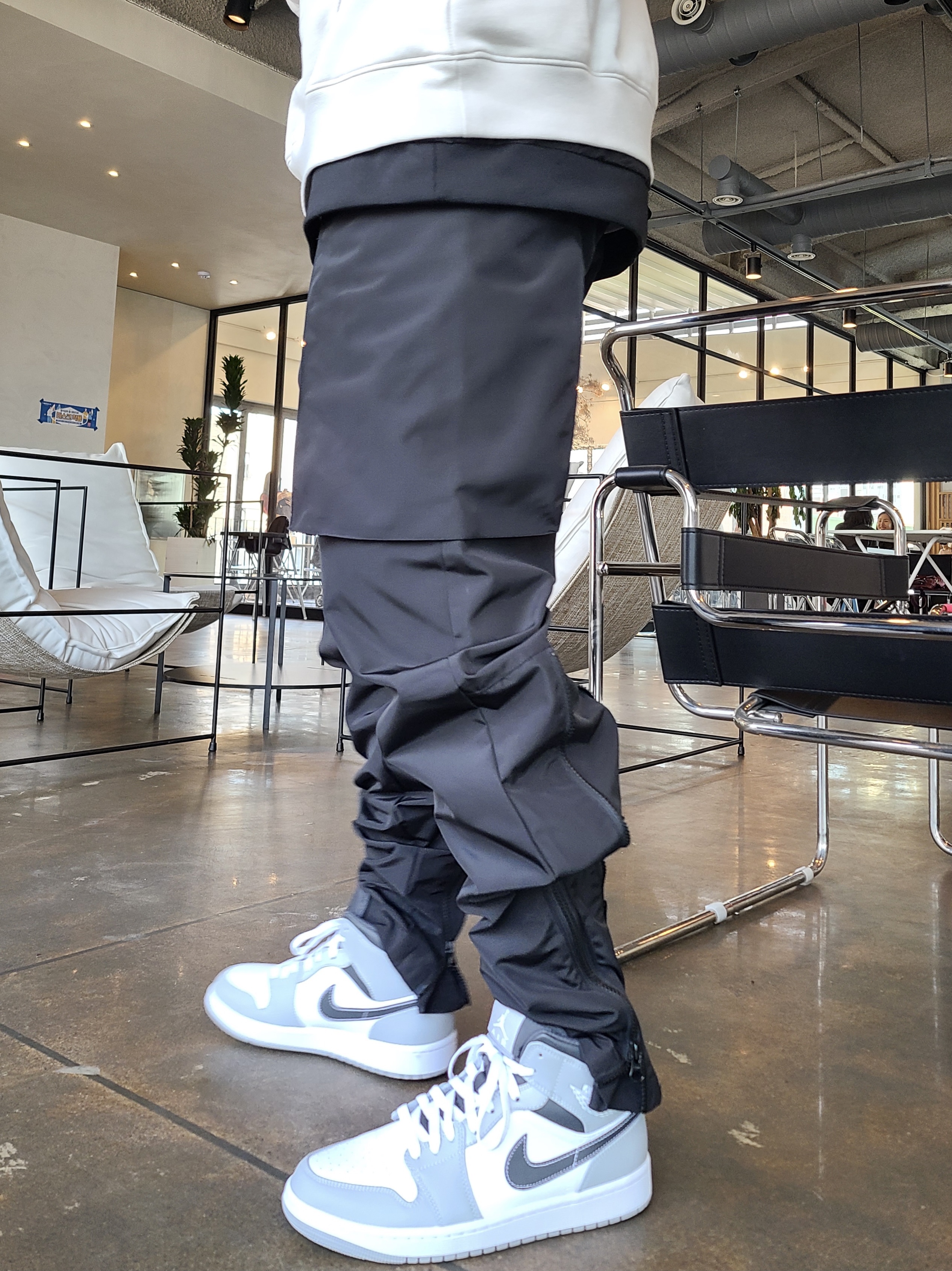 Jordan 1 Mid Light Smoke Grey Anthracite, Essentials x New Era Retro Crown Strapback White 착용 스타일 - 3