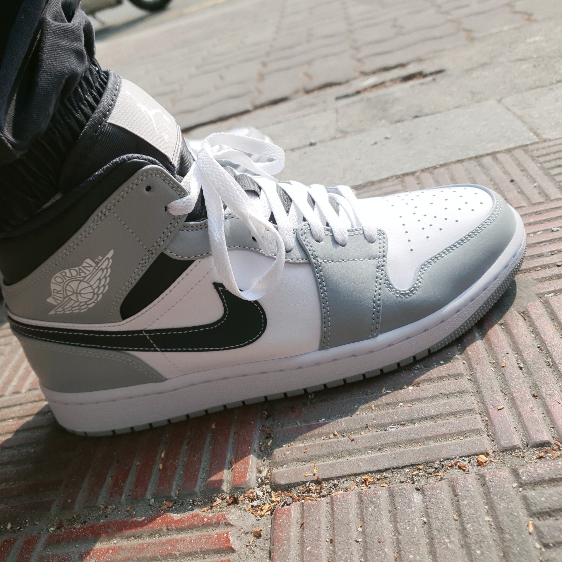 Jordan 1 Mid Light Smoke Grey Anthracite 착용 스타일
