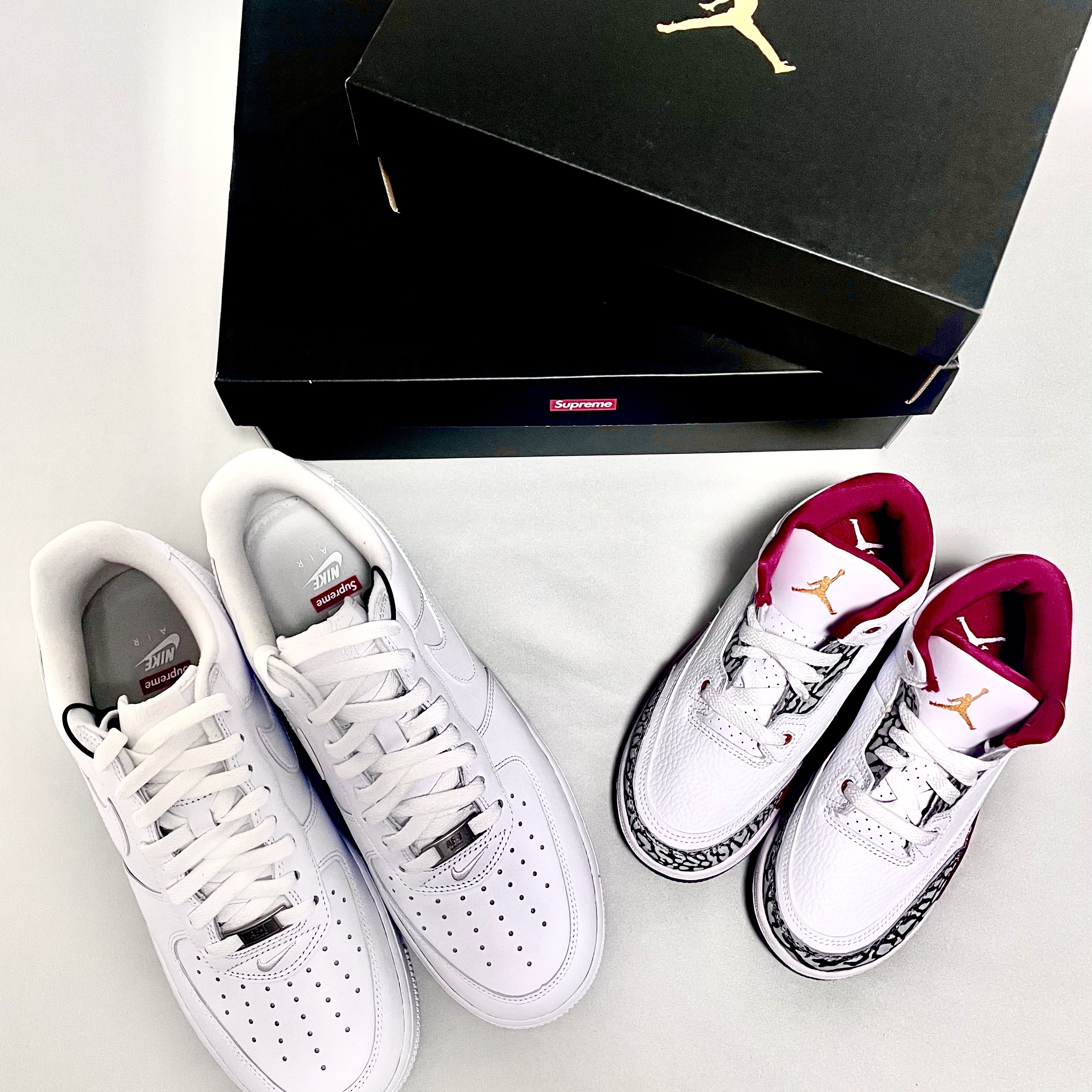 Nike x Supreme Air Force 1 Low White, (GS) Jordan 3 Retro Cardinal Red 착용 스타일