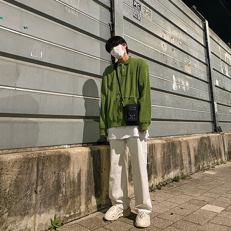 Adidas Yeezy Foam RNNR Sand 착용 스타일