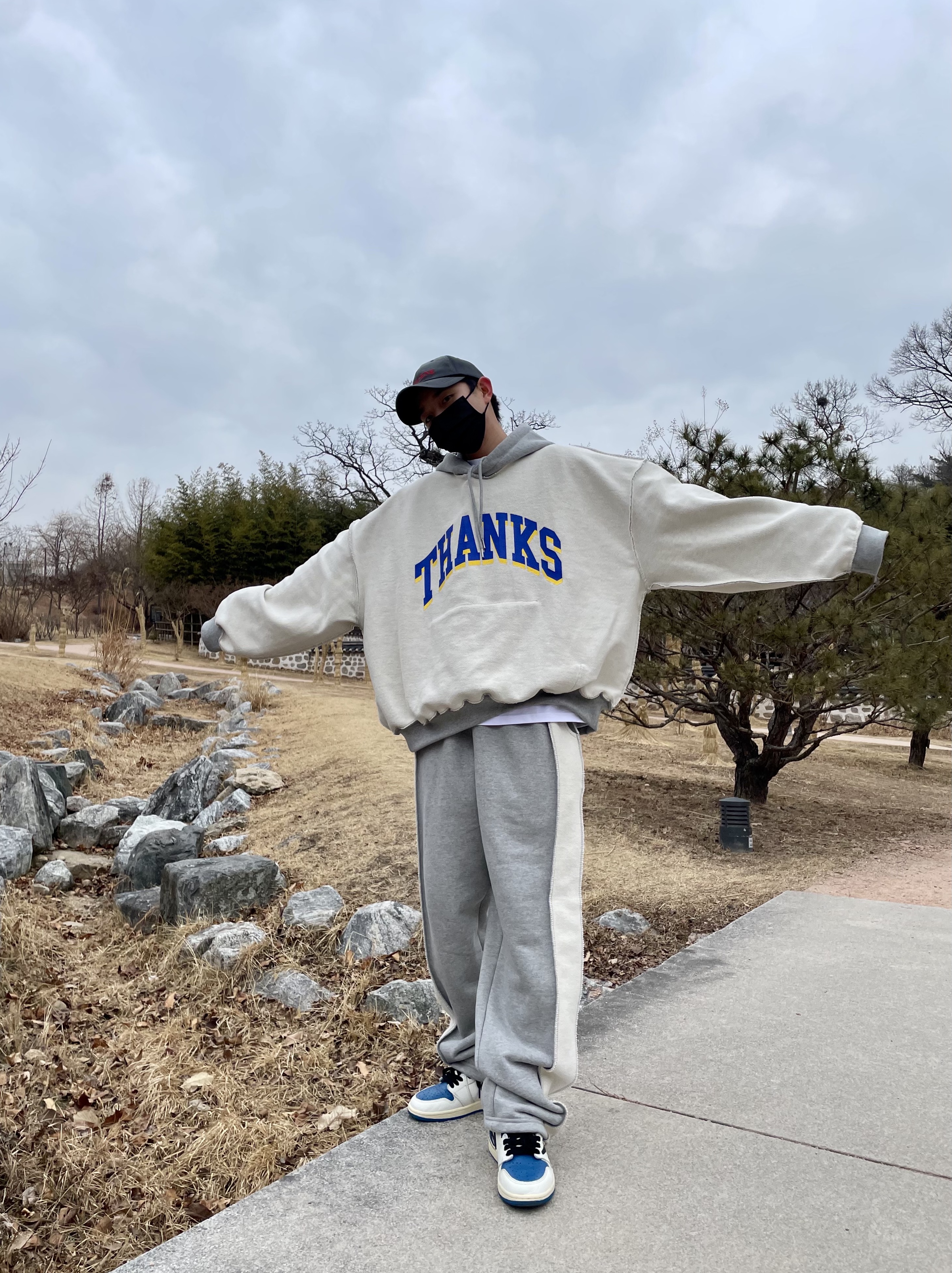 Jordan 1 x Travis Scott x Fragment Retro High OG SP Military Blue 착용 스타일 - 4