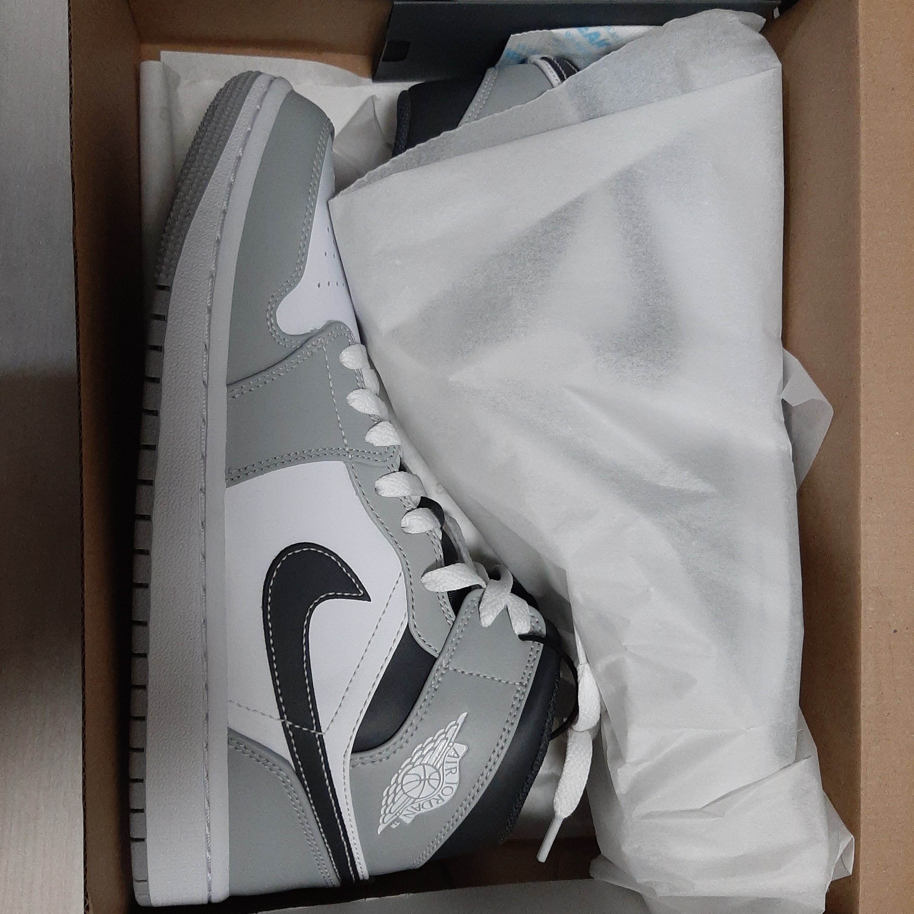 Jordan 1 Mid Light Smoke Grey Anthracite 착용 스타일 - 4