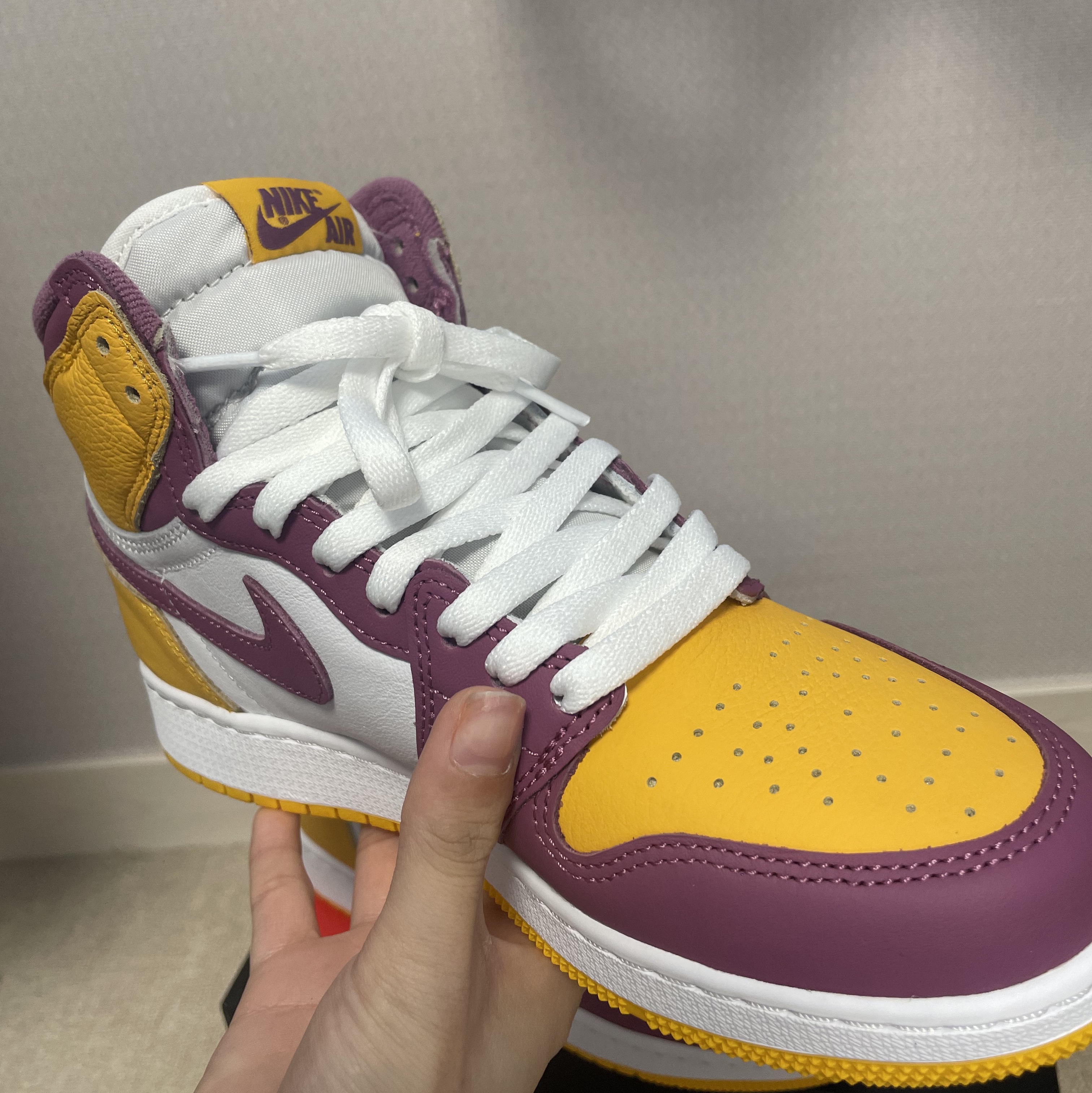 Jordan 1 Retro High OG University Gold Light Bordeaux 착용 스타일 - 1