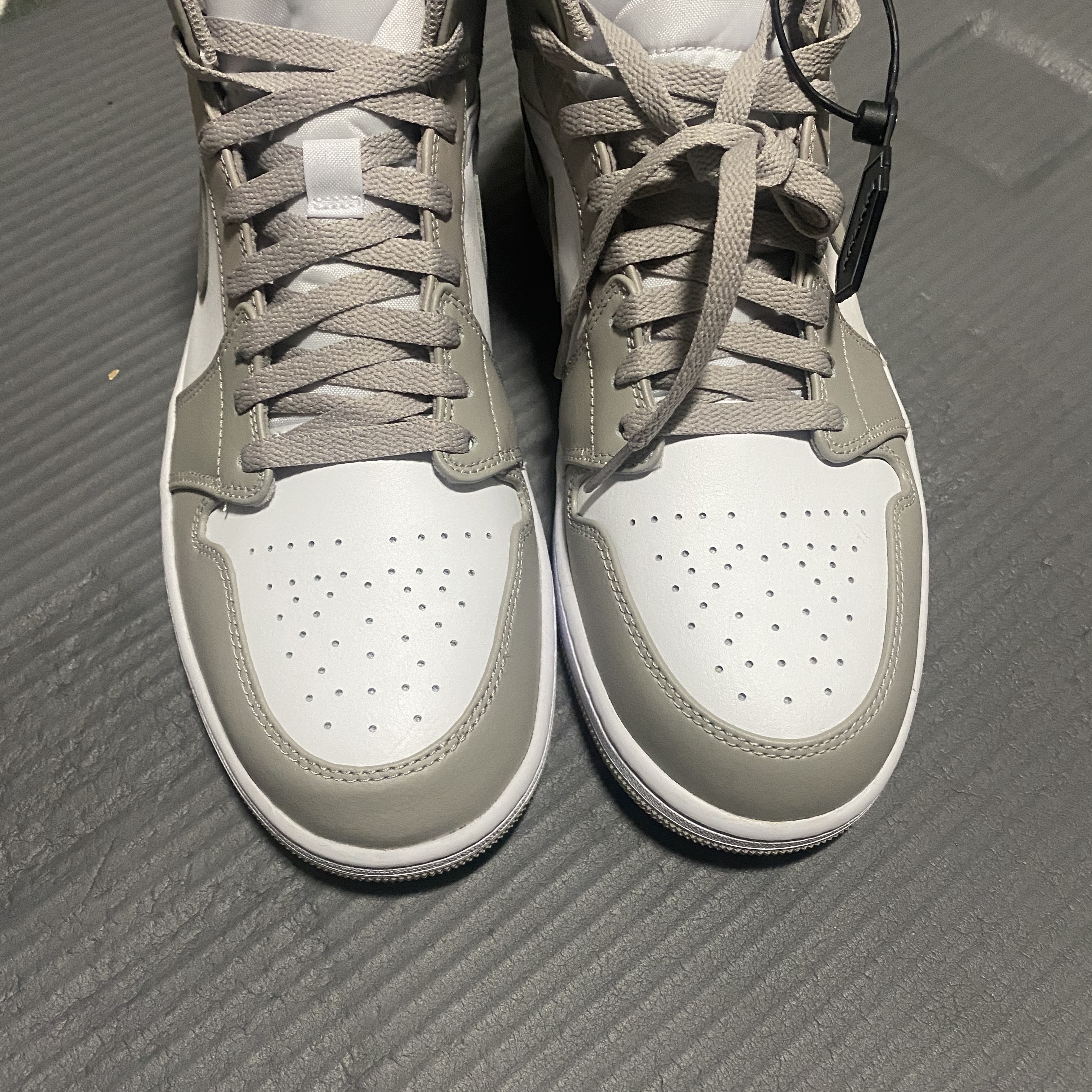 Jordan 1 Mid College Grey 착용 스타일 - 2