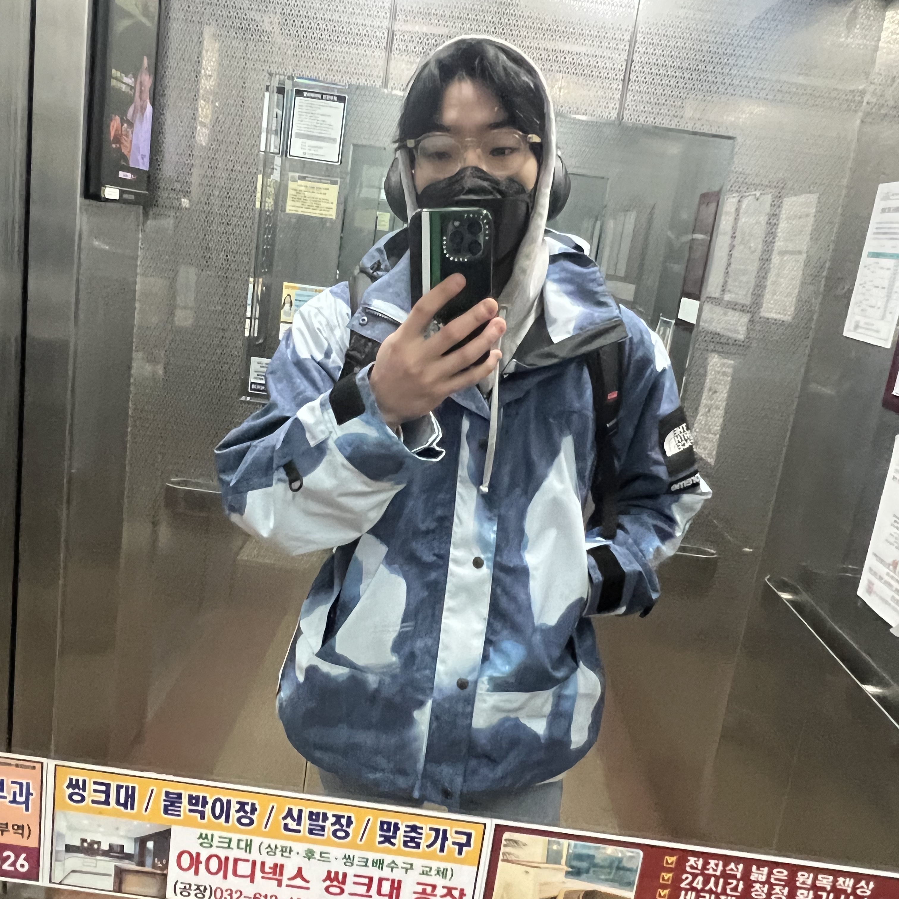 Supreme x The North Face Bleached Denim Print Mountain Jacket Indigo - 21FW 착용 스타일