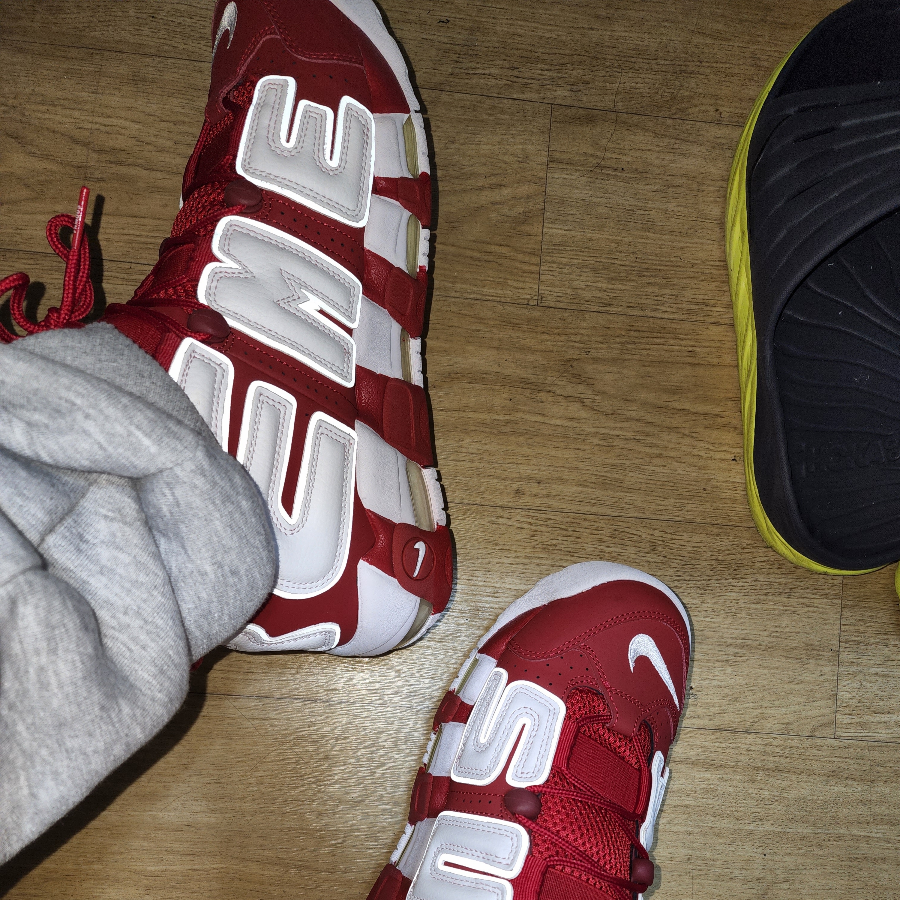 Nike x Supreme Air More Uptempo Suptempo Red 착용 스타일 - 2