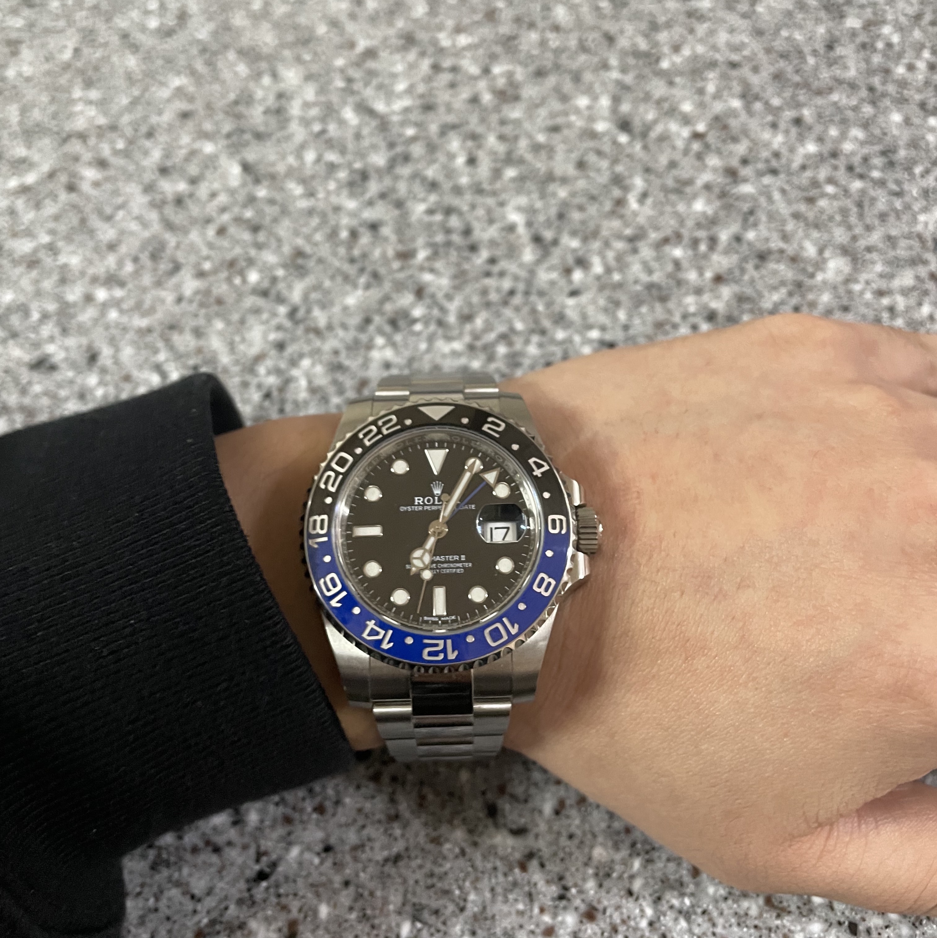 Rolex GMT-Master II 40mm 126710BLNR Black Oyster 착용 스타일