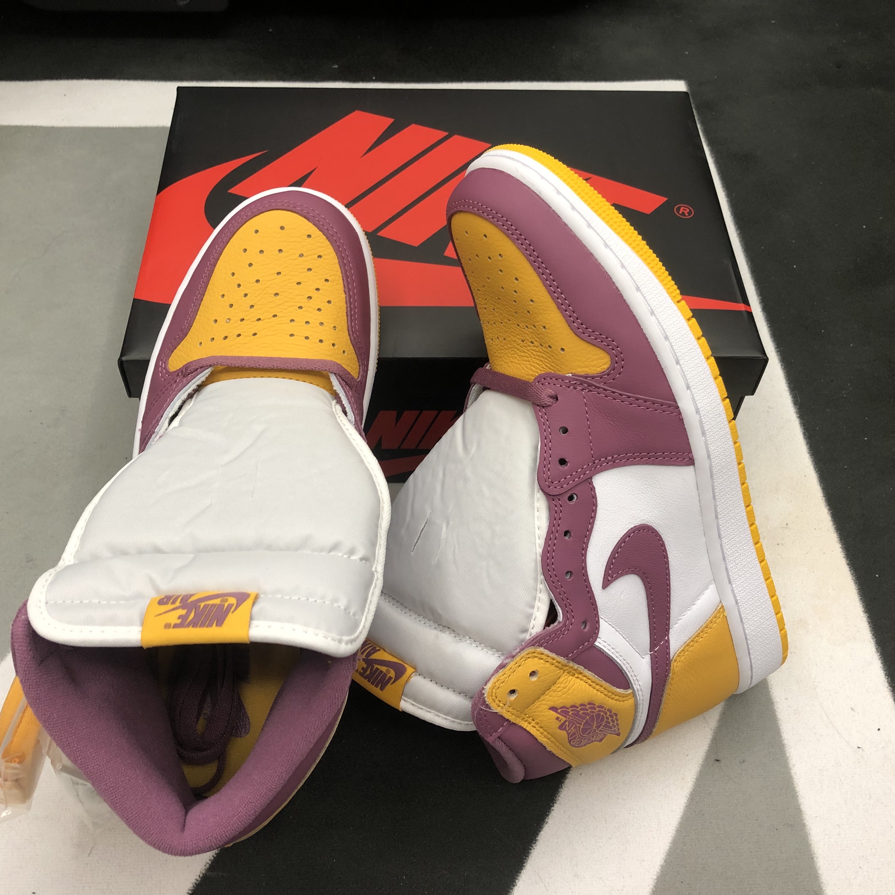 Jordan 1 Retro High OG University Gold Light Bordeaux 착용 스타일 - 5