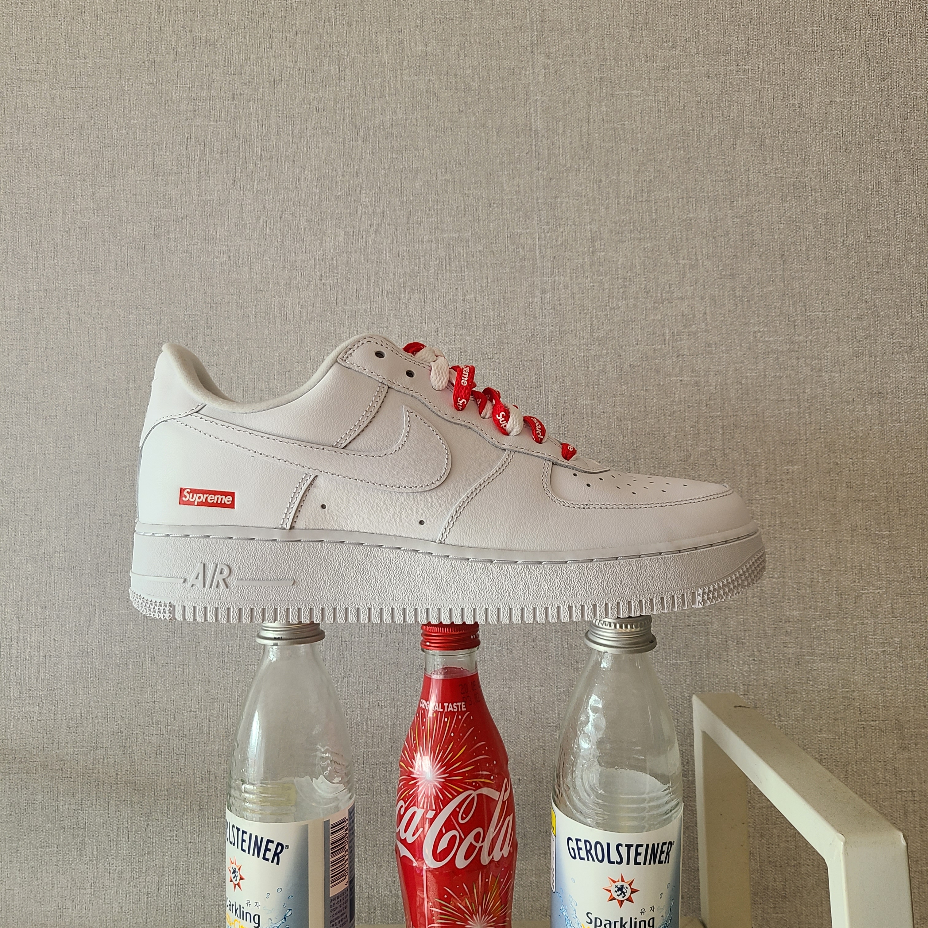 Nike x Supreme Air Force 1 Low White, Off-White x Amore Pacific Protection Box (Without Cosmetics) 착용 스타일 - 3