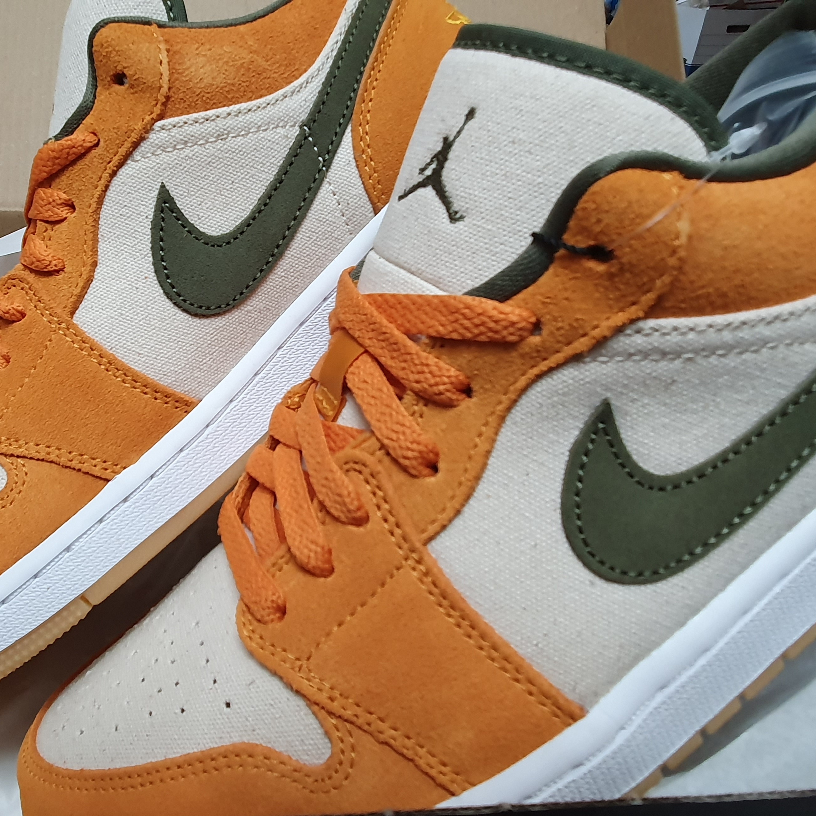 Jordan 1 Low SE Light Curry 착용 스타일 - 1