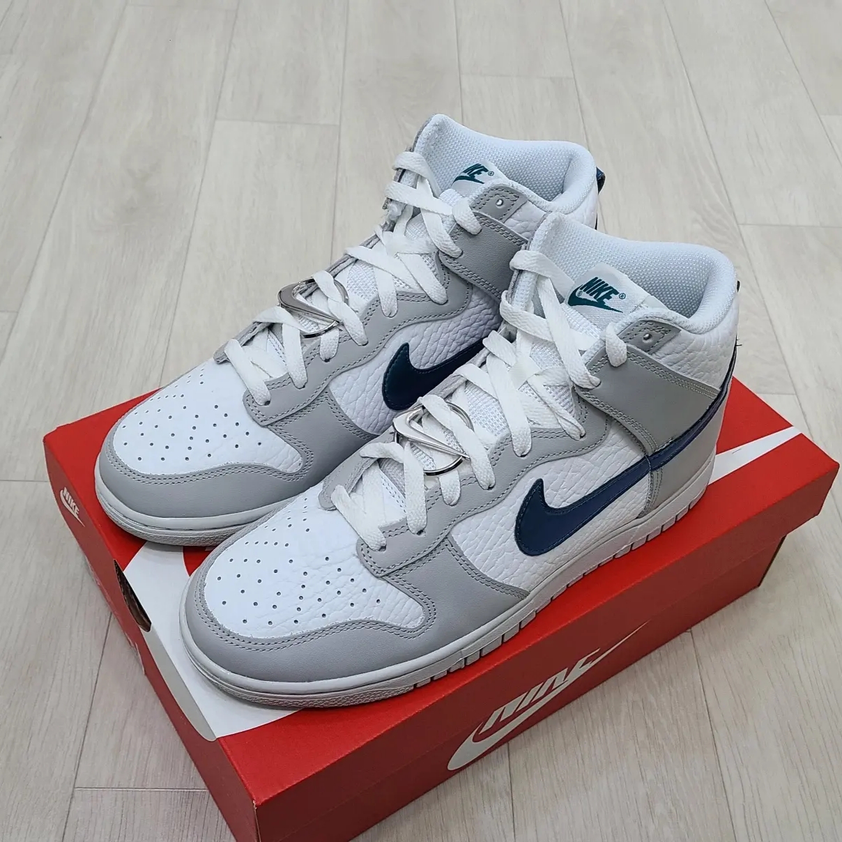 (W) Nike Dunk High Ring Bling, (W) Nike Air Force 1 Shadow Grey Fog Bright Spruce 착용 스타일 - 2