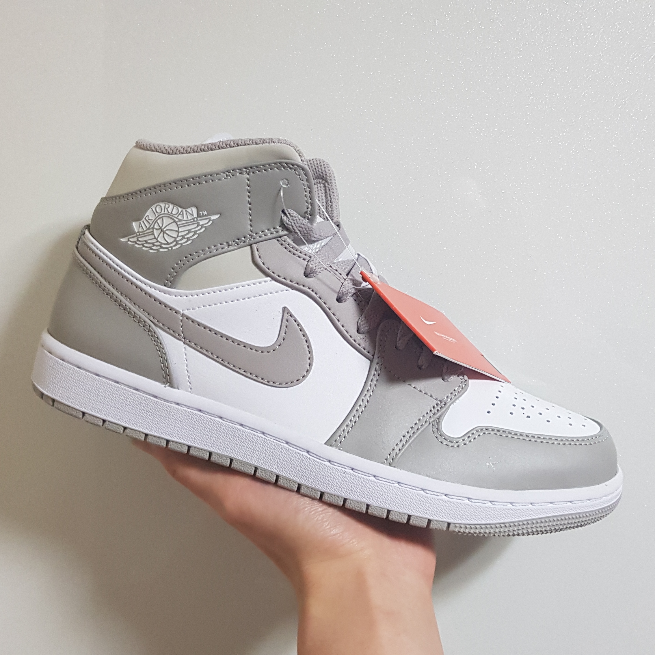 Jordan 1 Mid College Grey 착용 스타일