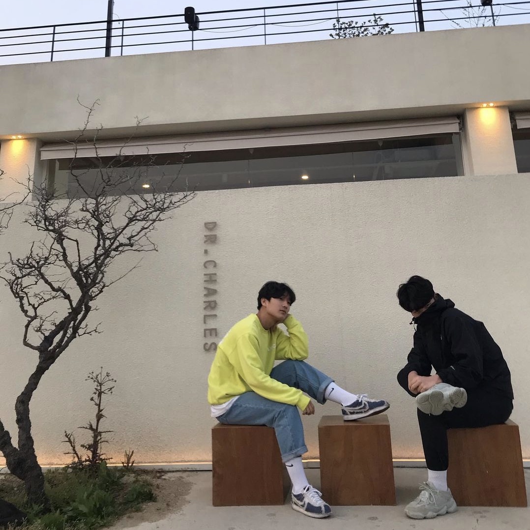 Nike x Stranger Things Classic Cortez Sail Upside Down Pack, Adidas Yeezy 500 Blush 2018 착용 스타일