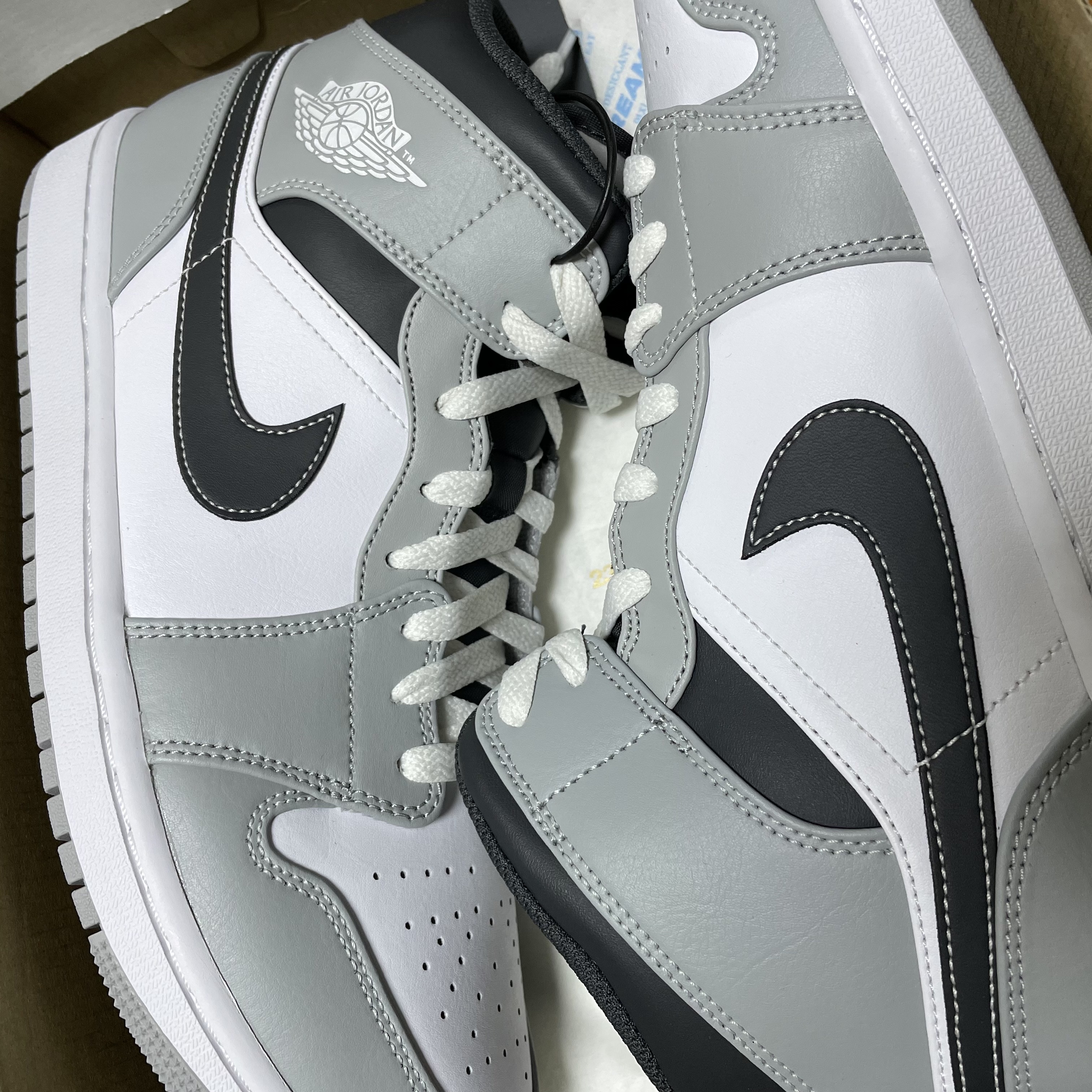 Jordan 1 Mid Light Smoke Grey Anthracite 착용 스타일 - 1