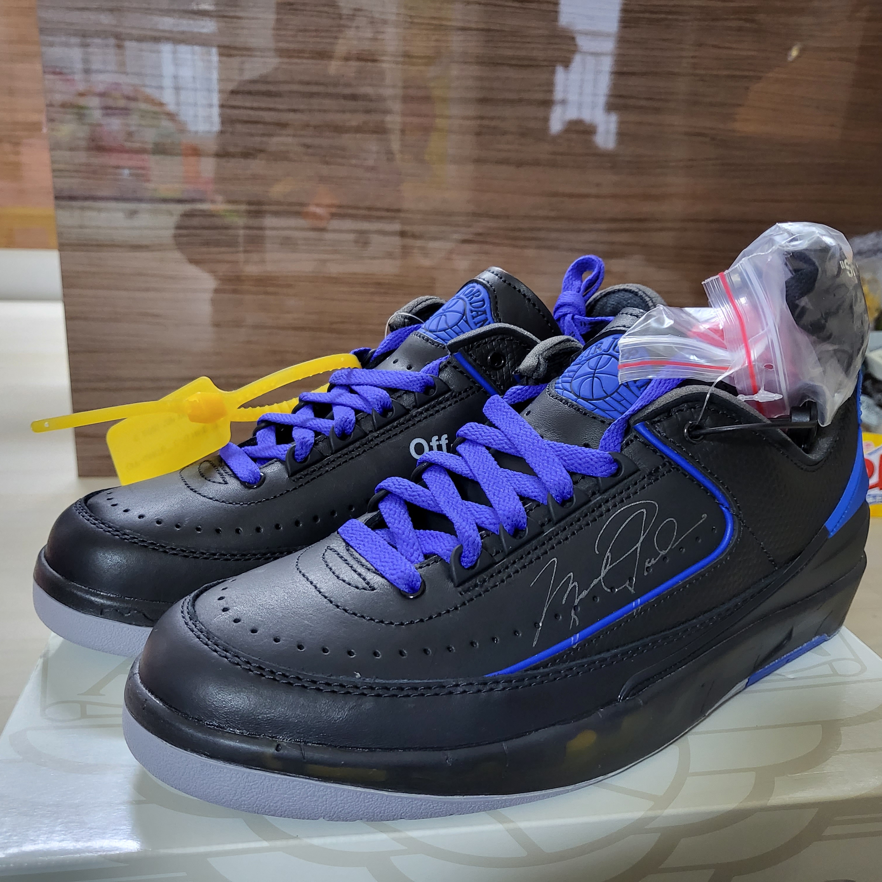 Jordan 2 x Off-White Retro Low SP Black and Varsity Royal 착용 스타일