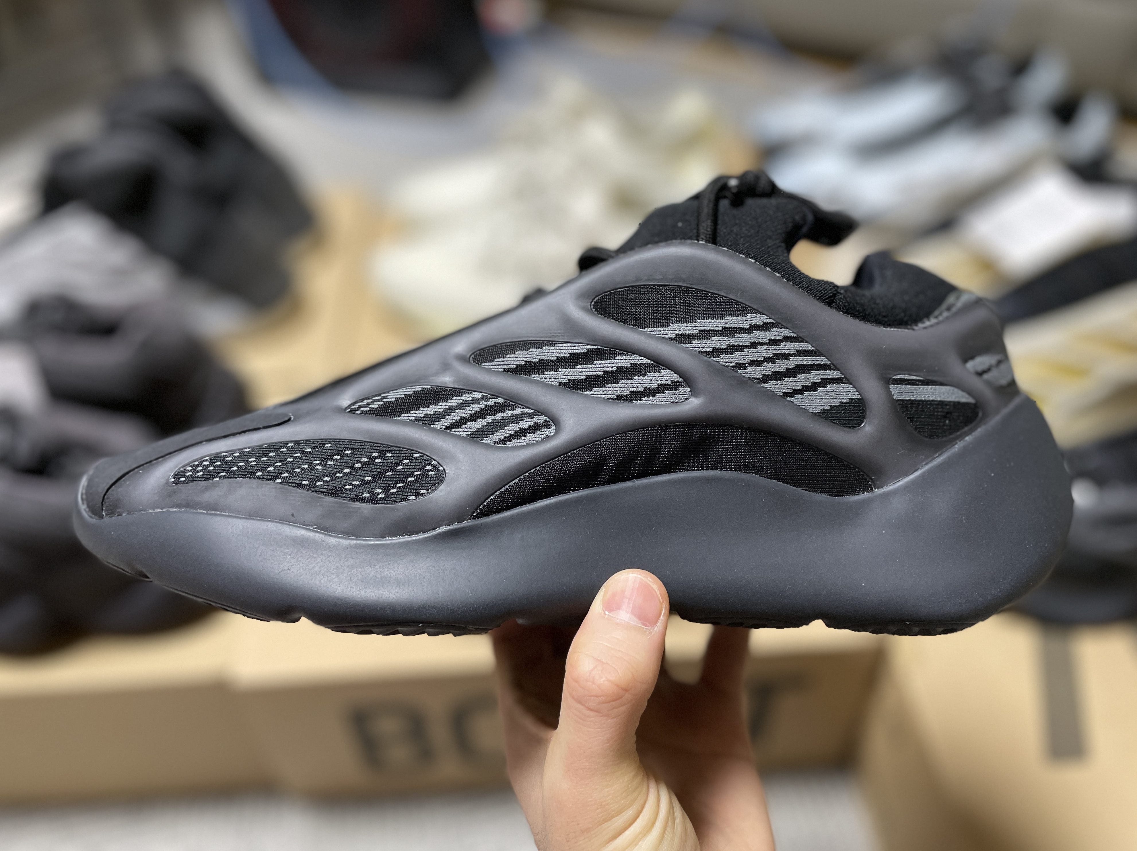 Adidas Yeezy 700 V3 Alvah 착용 스타일
