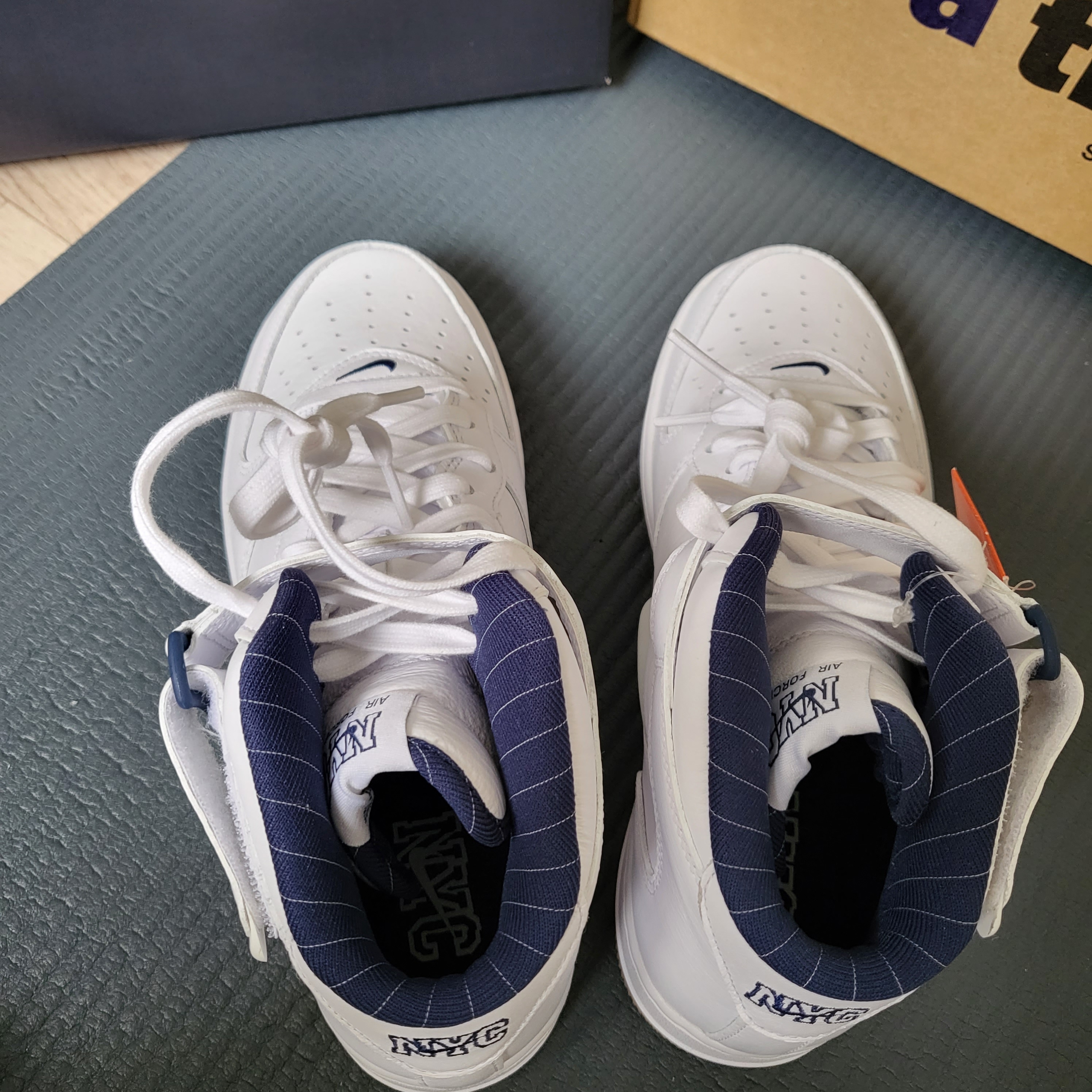 Nike Air Force 1 Mid QS NYC White Midnight Navy 착용 스타일 - 4