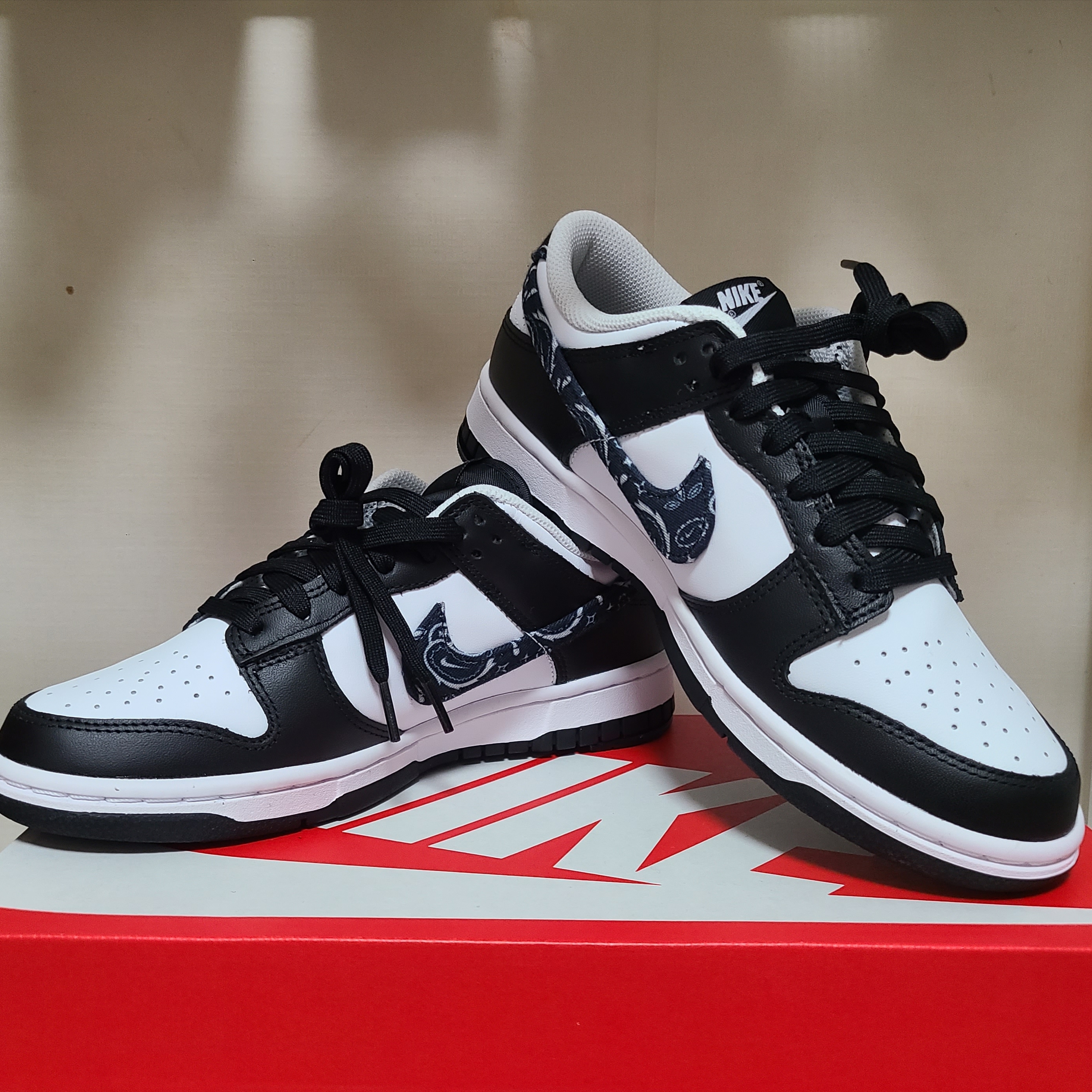 (W) Nike Dunk Low Essential Black Paisley 착용 스타일