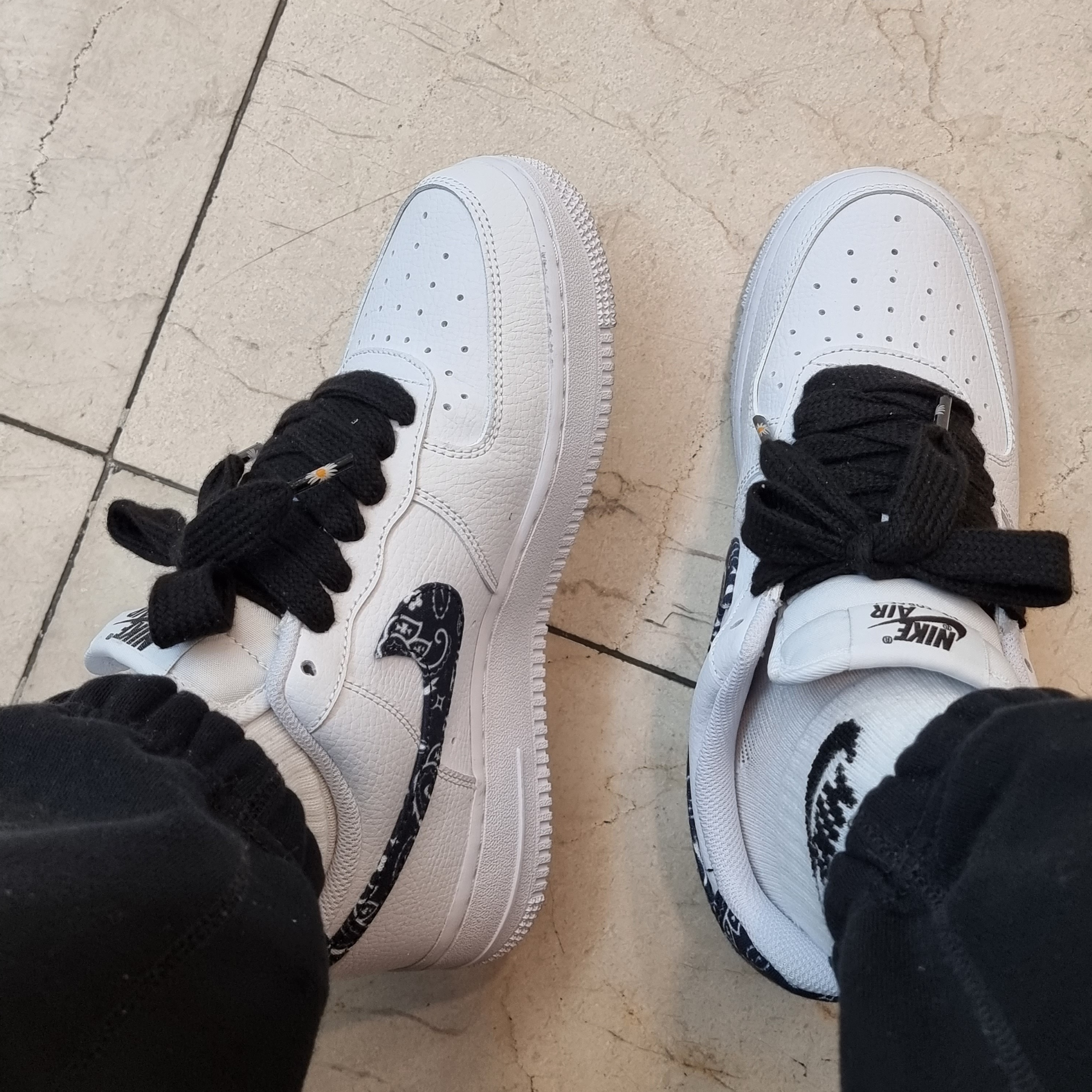 (W) Nike Air Force 1 '07 Essential Paisley Swoosh White Black 착용 스타일 - 3