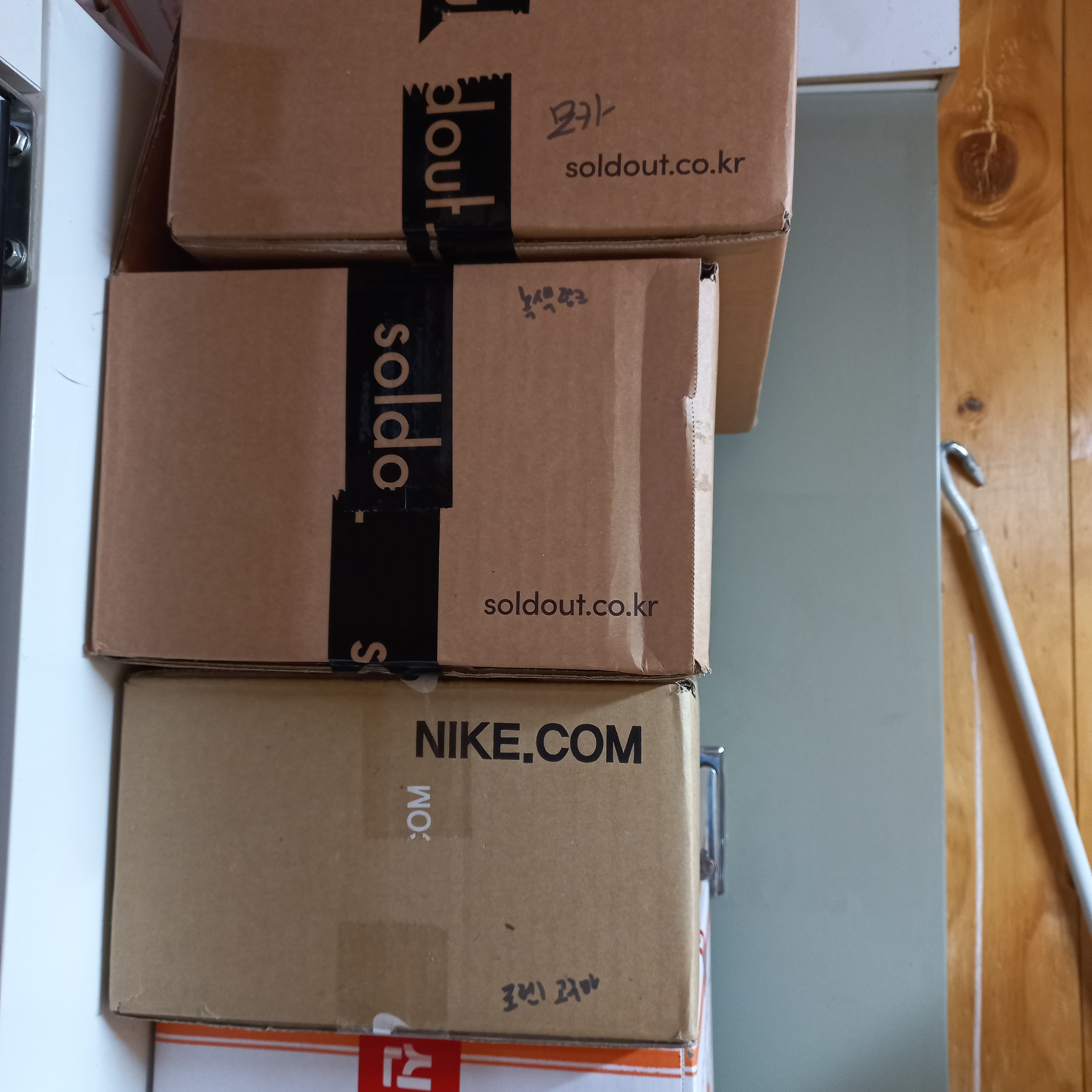 Jordan 1 Retro High OG Black Mocha, Jordan 1 Retro High OG University Gold Light Bordeaux 착용 스타일 - 1
