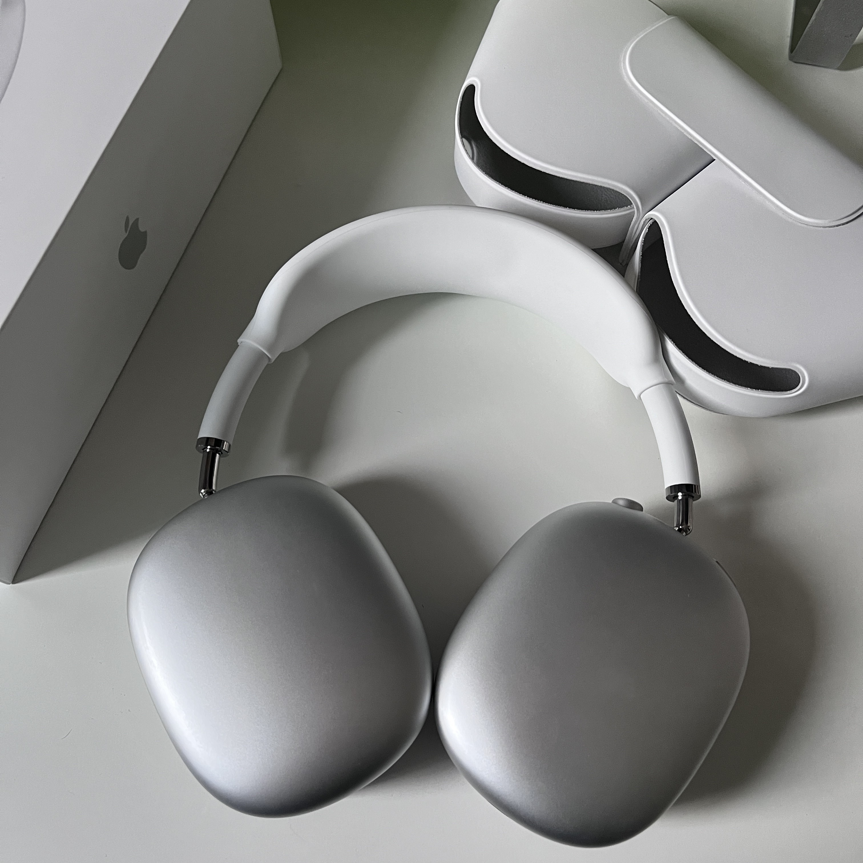 Apple AirPods Max Lightning Silver (Korean Ver.) 착용 스타일 - 2