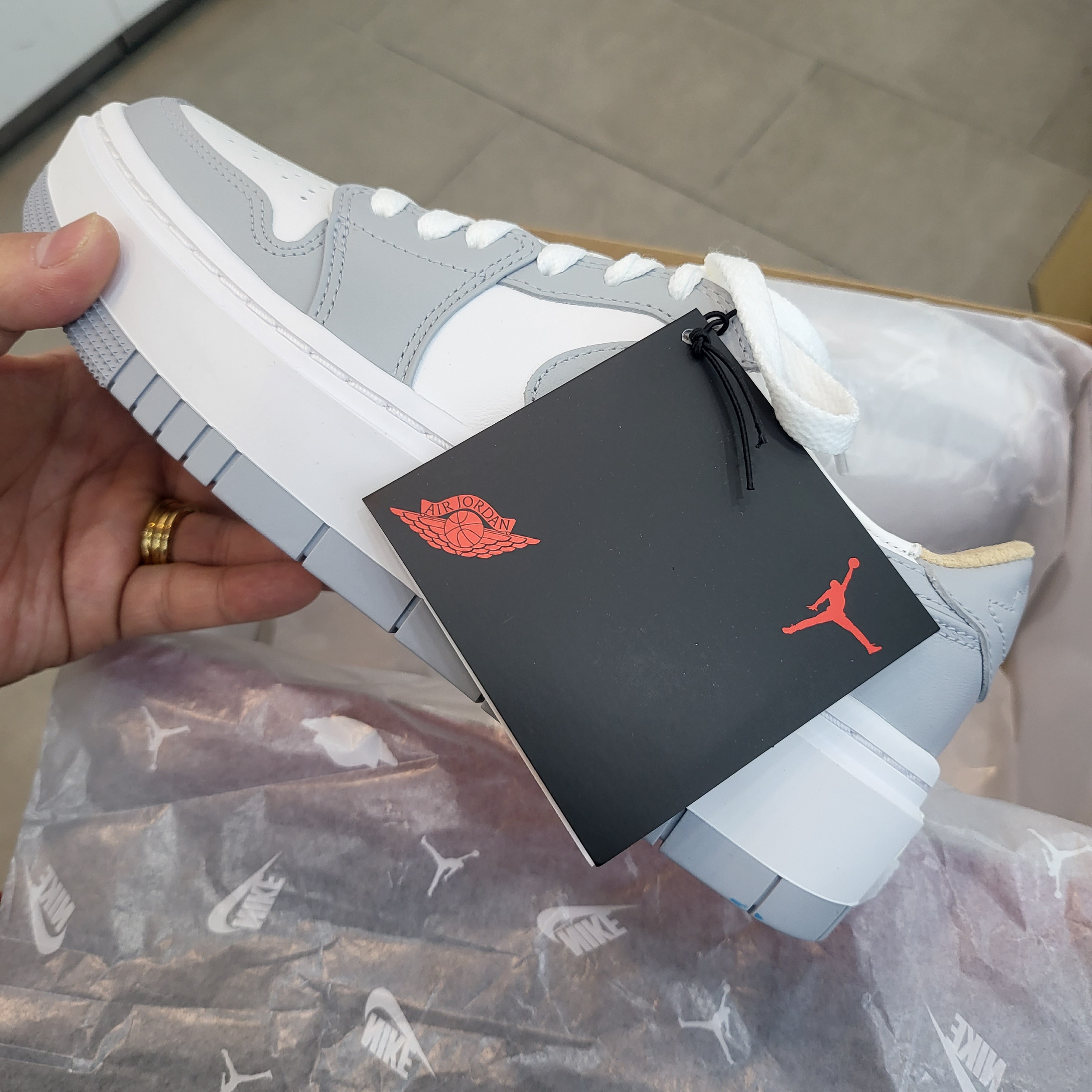 (W) Jordan 1 Elevate Low White and Wolf Grey 착용 스타일 - 1
