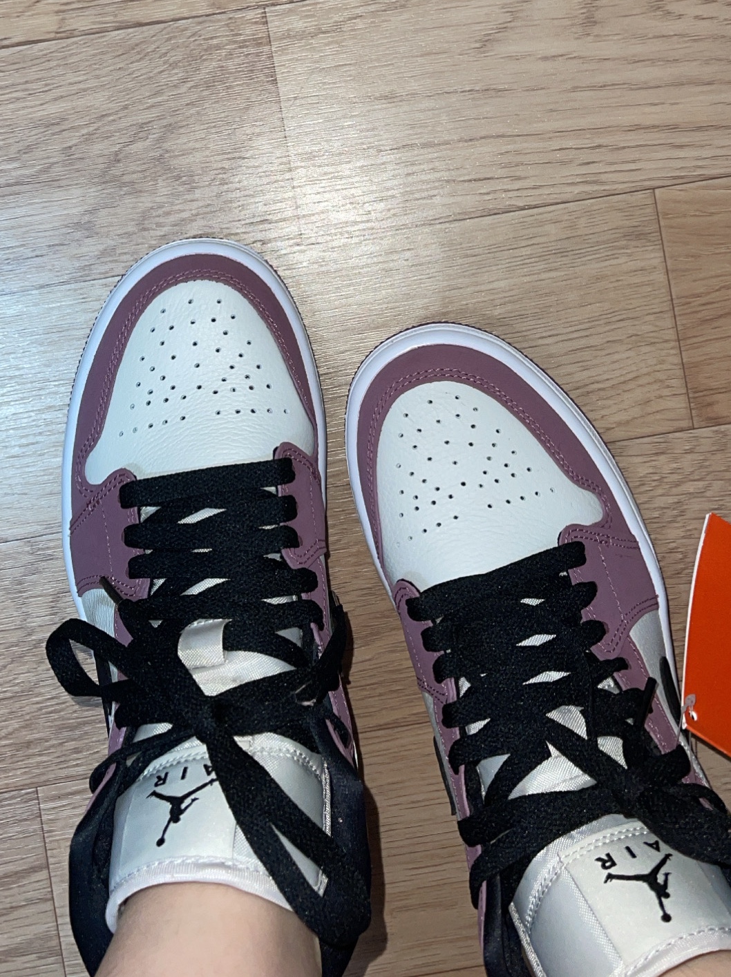 (W) Jordan 1 Mid SE Light Mulberry 착용 스타일 - 2