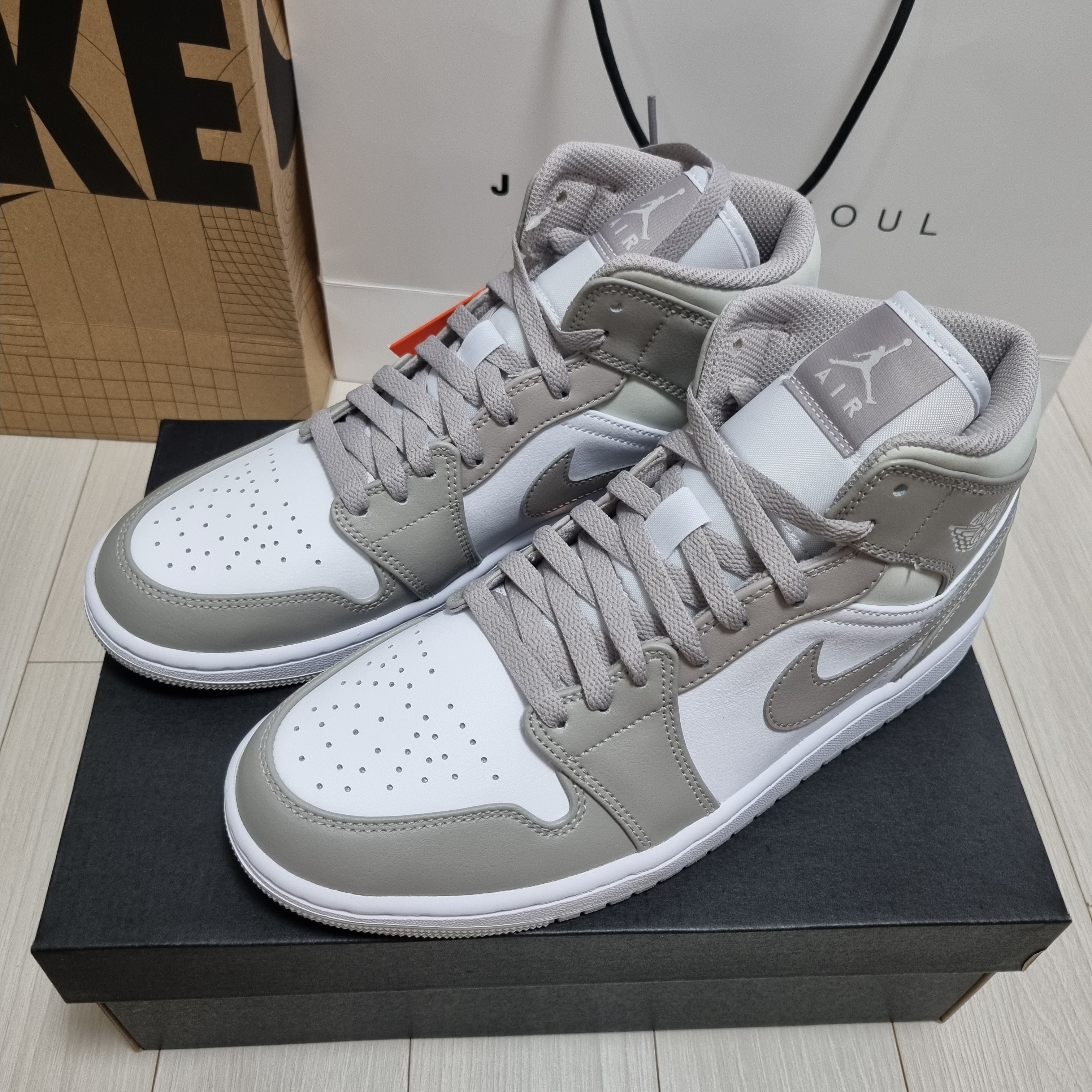 Jordan 1 Mid College Grey 착용 스타일