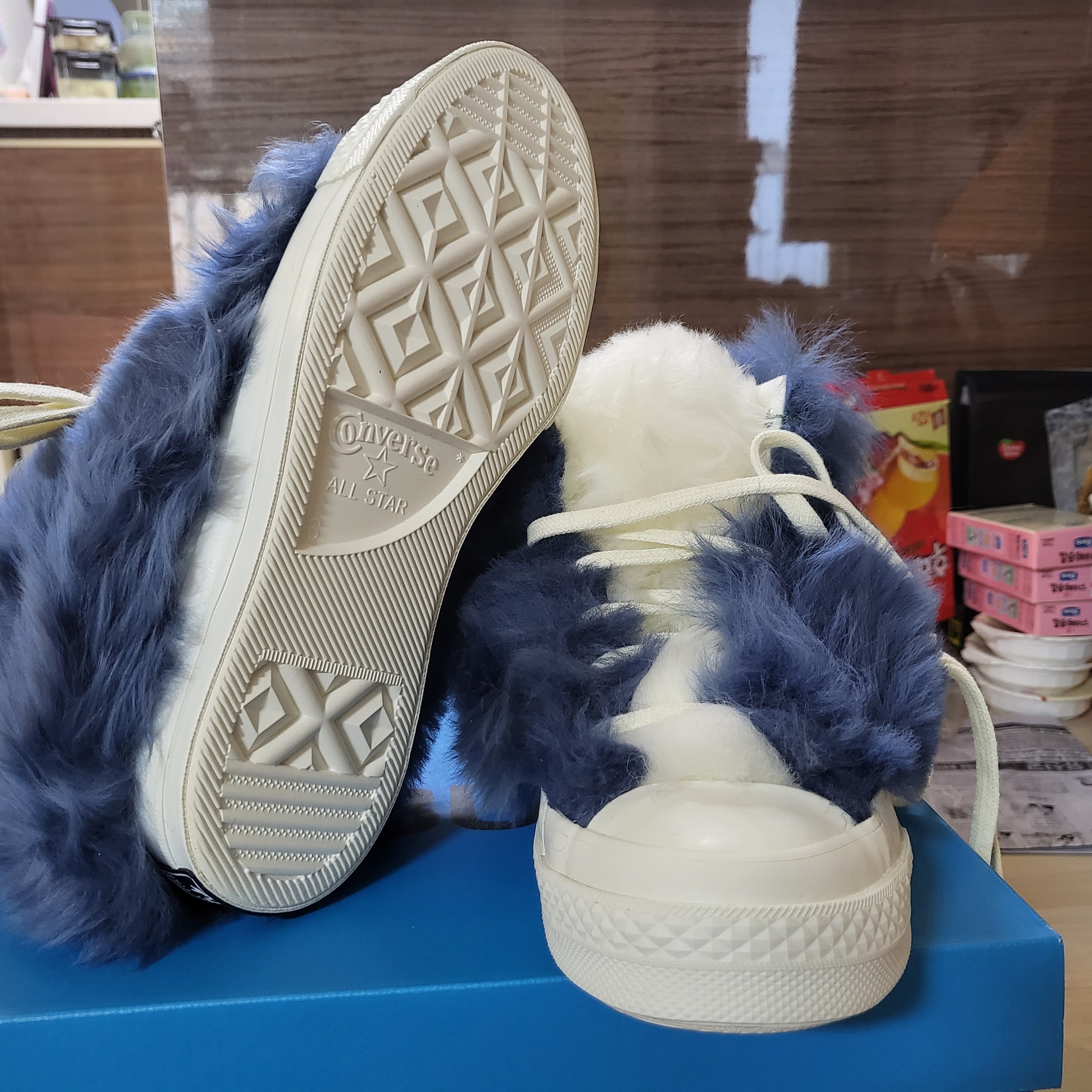 Converse x Ambush Chuck 70 Fuzzy Navy Blue 착용 스타일 - 2