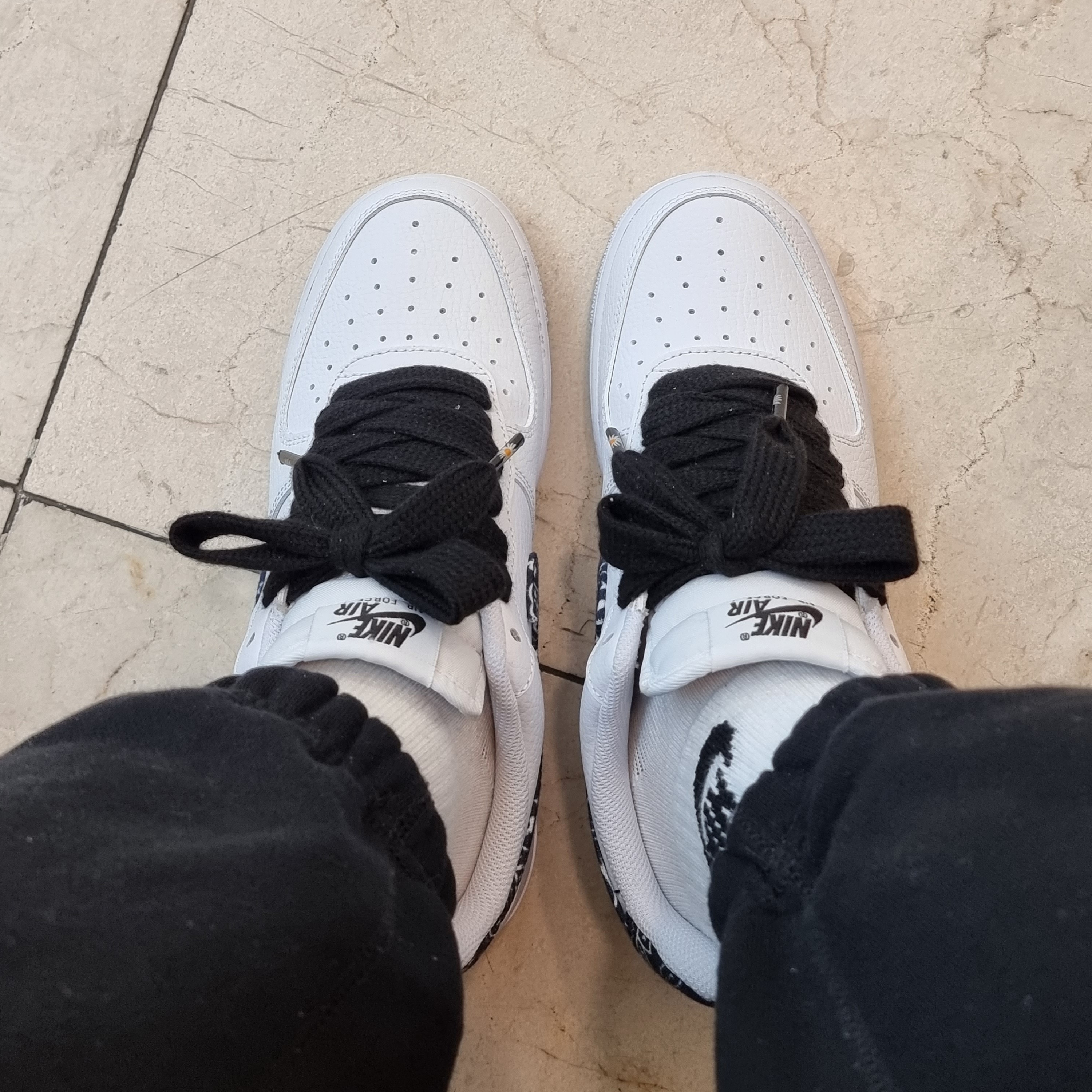 (W) Nike Air Force 1 '07 Essential Paisley Swoosh White Black 착용 스타일 - 2