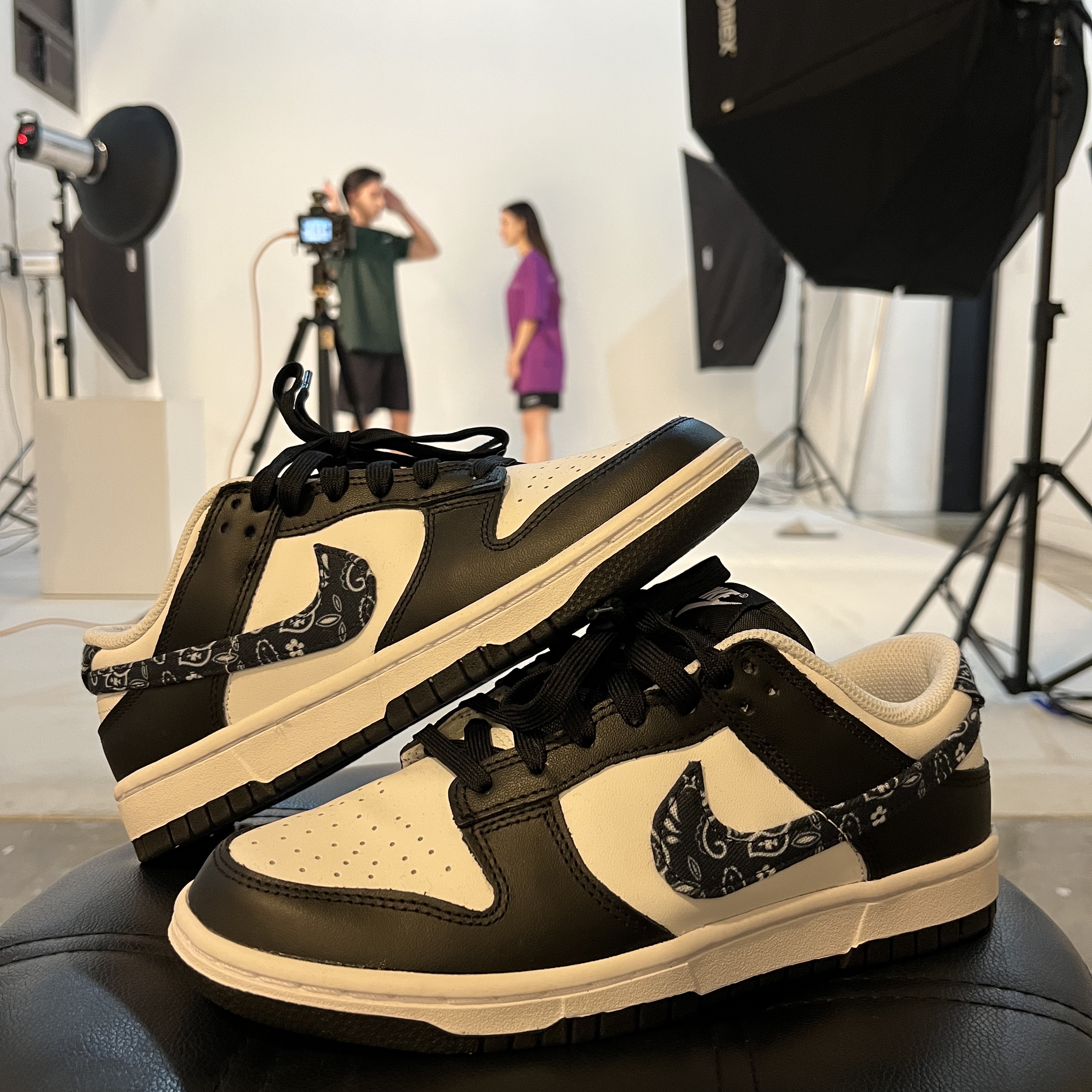(W) Nike Dunk Low Essential Black Paisley 착용 스타일 - 1
