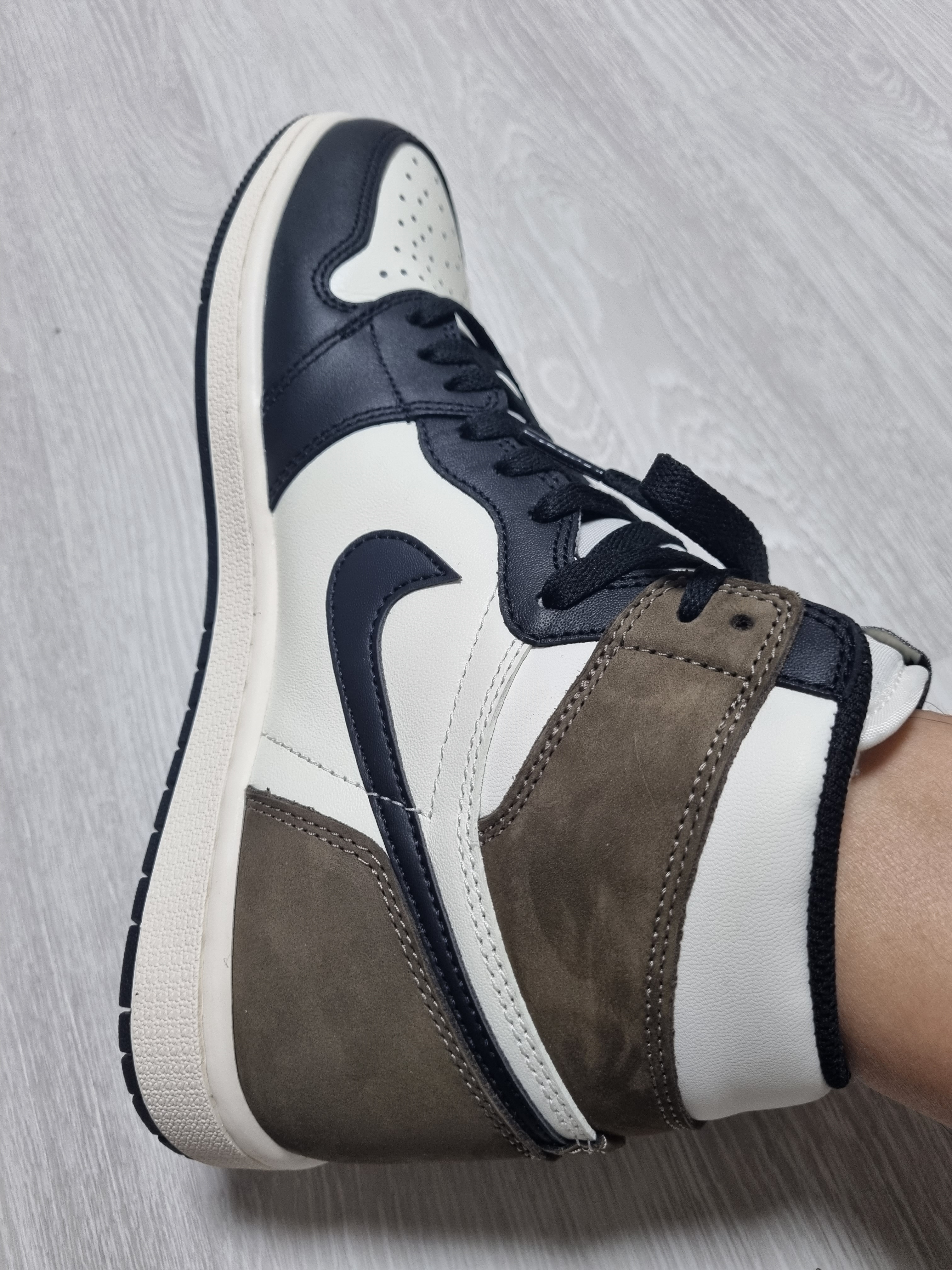 Jordan 1 Retro High OG Black Mocha 착용 스타일